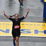 Mónica Puig cruza la meta del Maratón de Boston