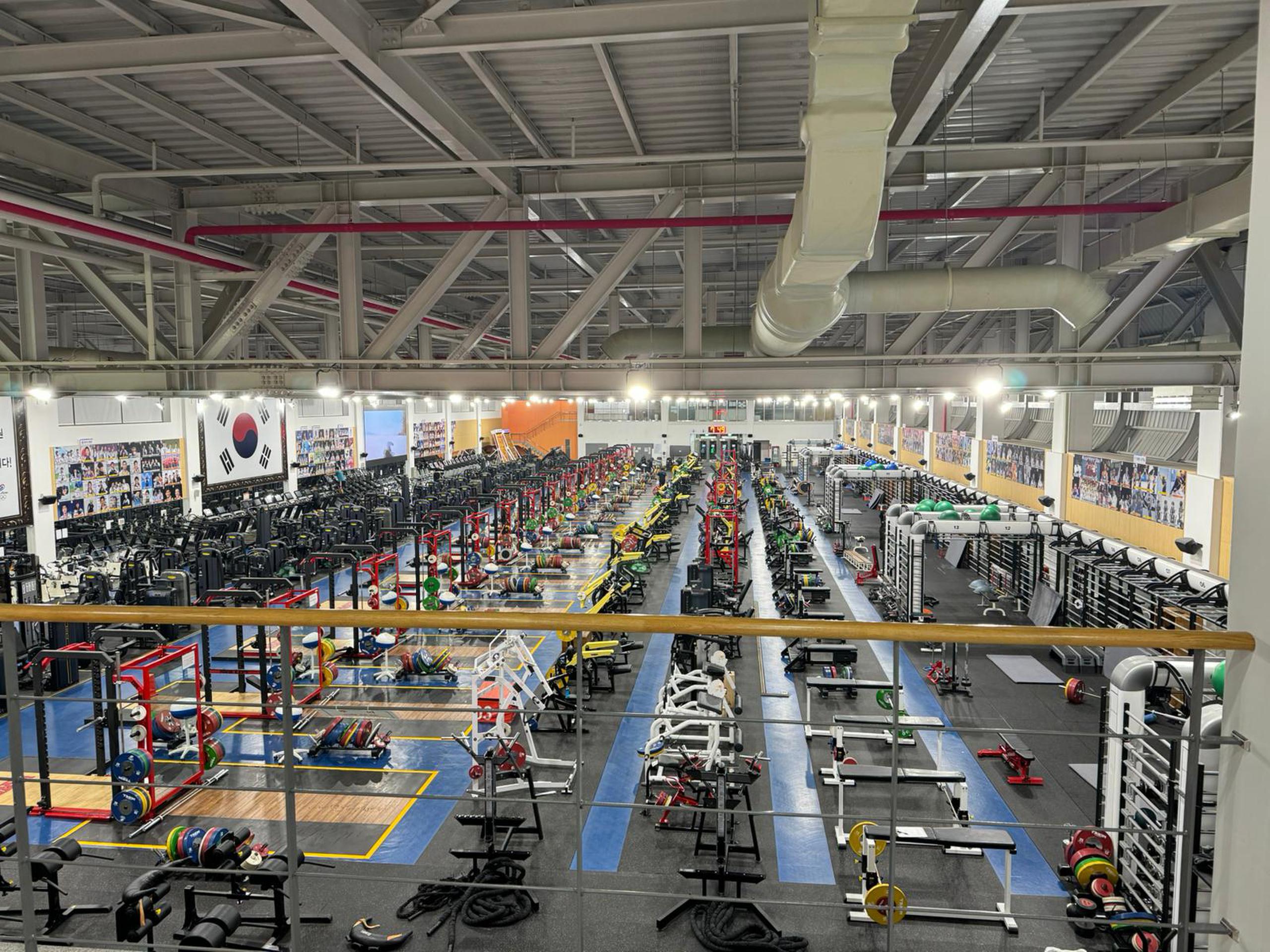 Este es el gimnasio de la villa olímpica en Corea del Sur en donde Morales entrena a la selección coreana de voleibol.