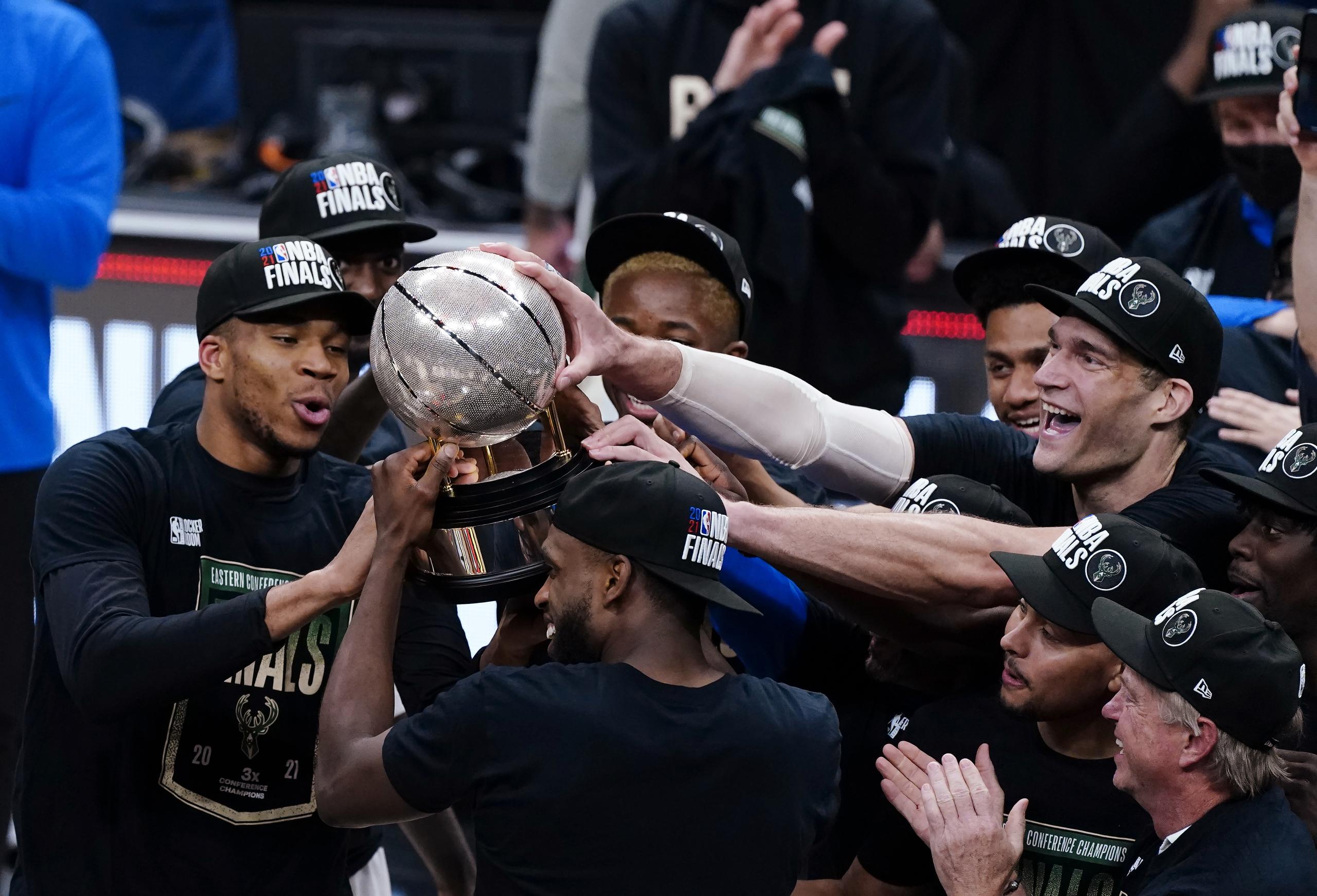Los Bucks de Milwaukee levantan el trofeo de campeón de la Conferencia del Este de la NBA que ganaron el sábado tras eliminar a los Hawks de Atlanta.
