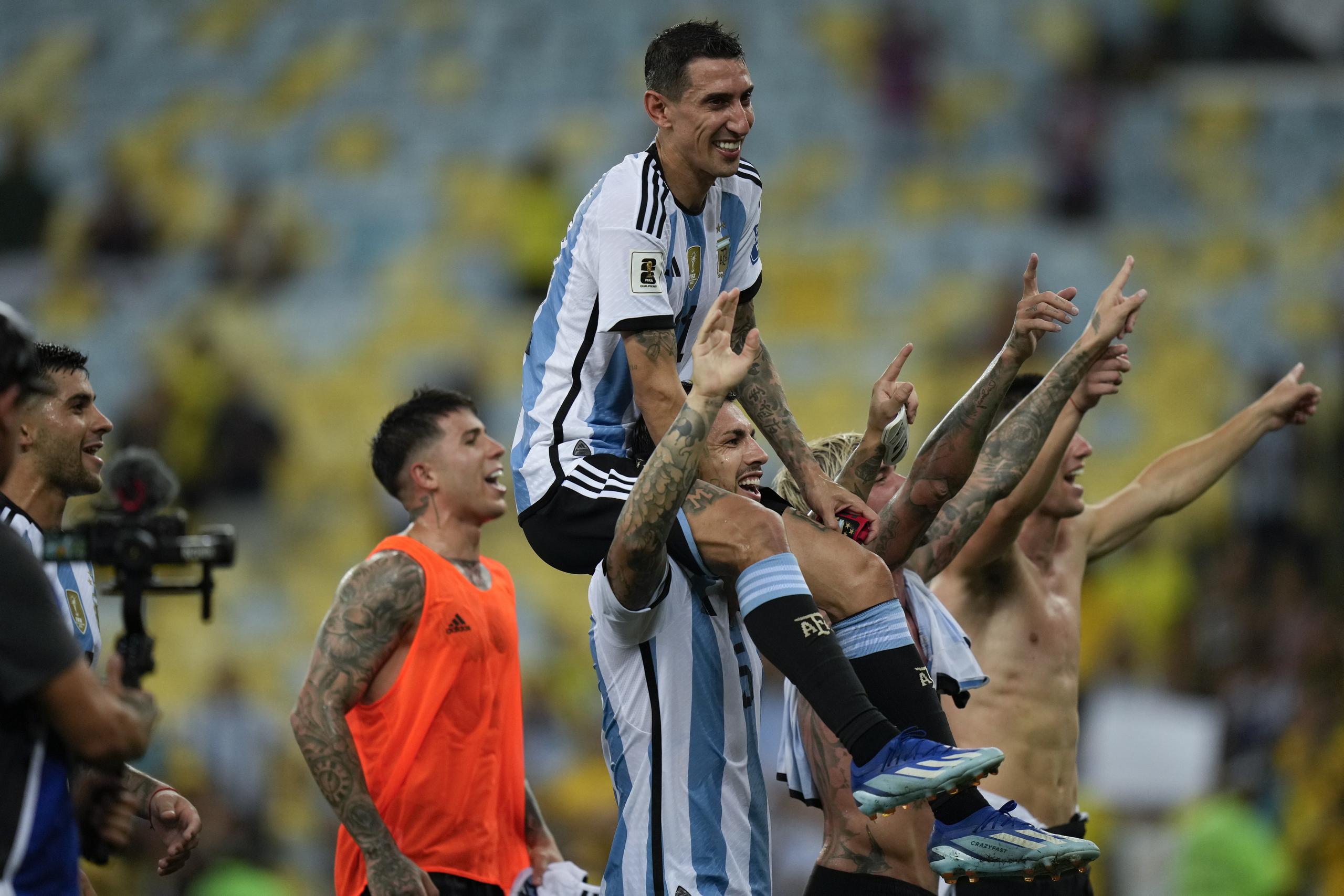El atacante argentino Angel Di María es alzado por sus compañeros tras la victoria por 1-0 ante Brasil en las eliminatorias del Mundial 2024.