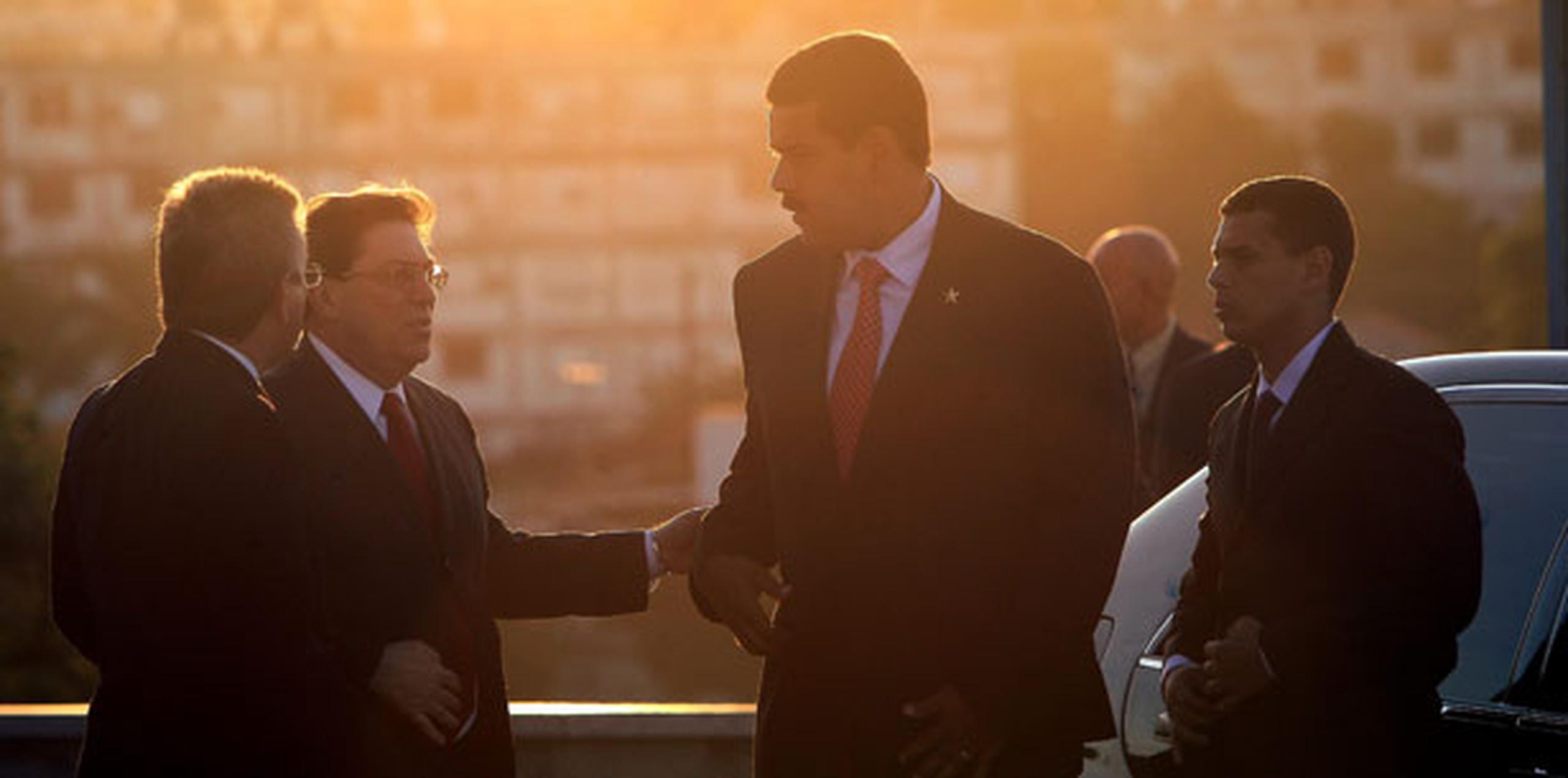 Nicolás Maduro y su ministro de Relaciones Exteriores, Elias Jaua, conversan con el ministro cubano de Relaciones Exteriores, Bruno Rodríguez. (EFE)