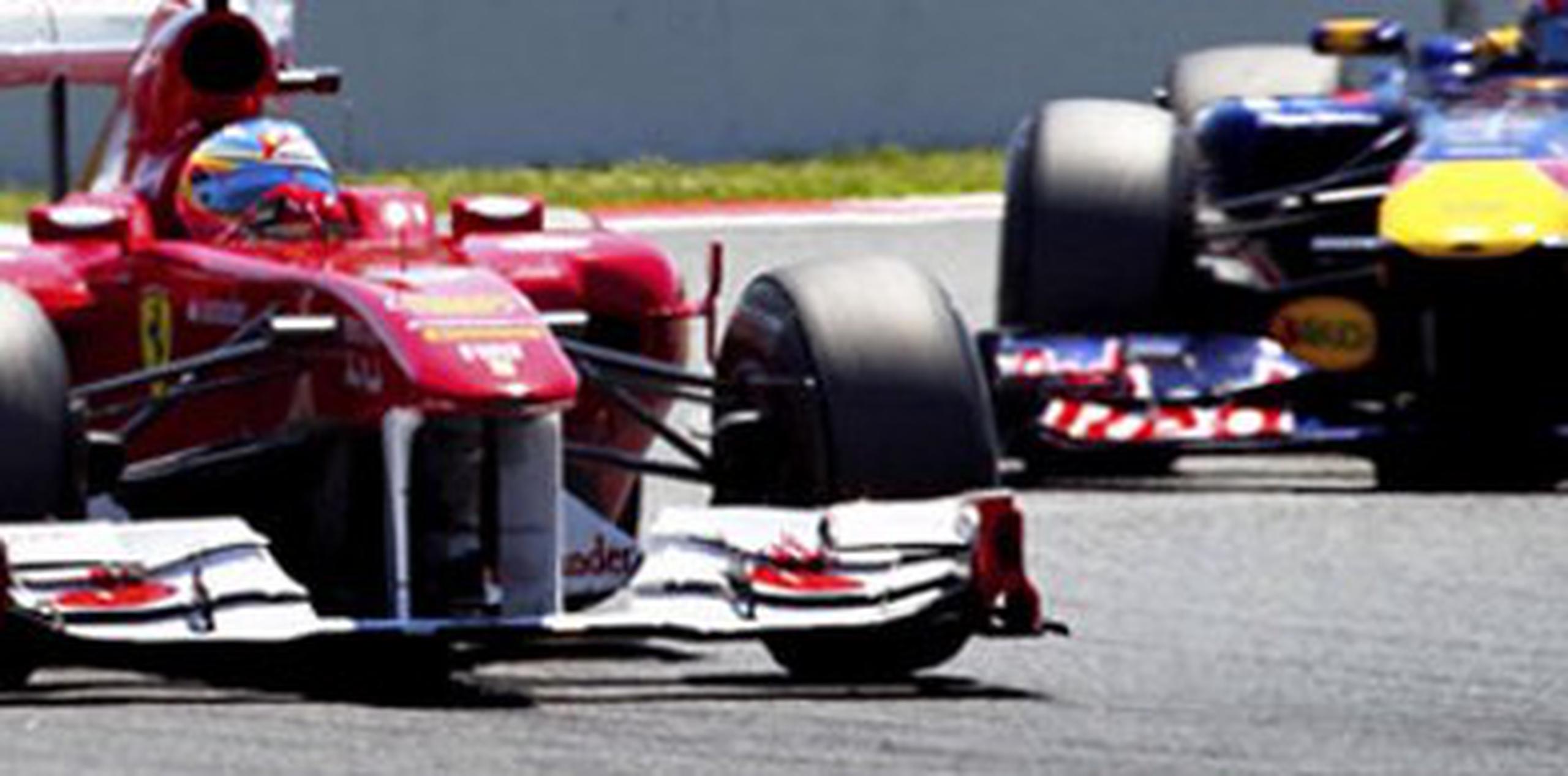 Las nuevas reglas de la Federación Internacional de Automovilismo, que pretenden dificultar la presencia de pilotos sin experiencia en el escenario más importante, siguieron a la decisión del equipo Toro Rosso de contratar al conductor Max Verstappen, de 17 años, para la competencia de este año. (Archivo)