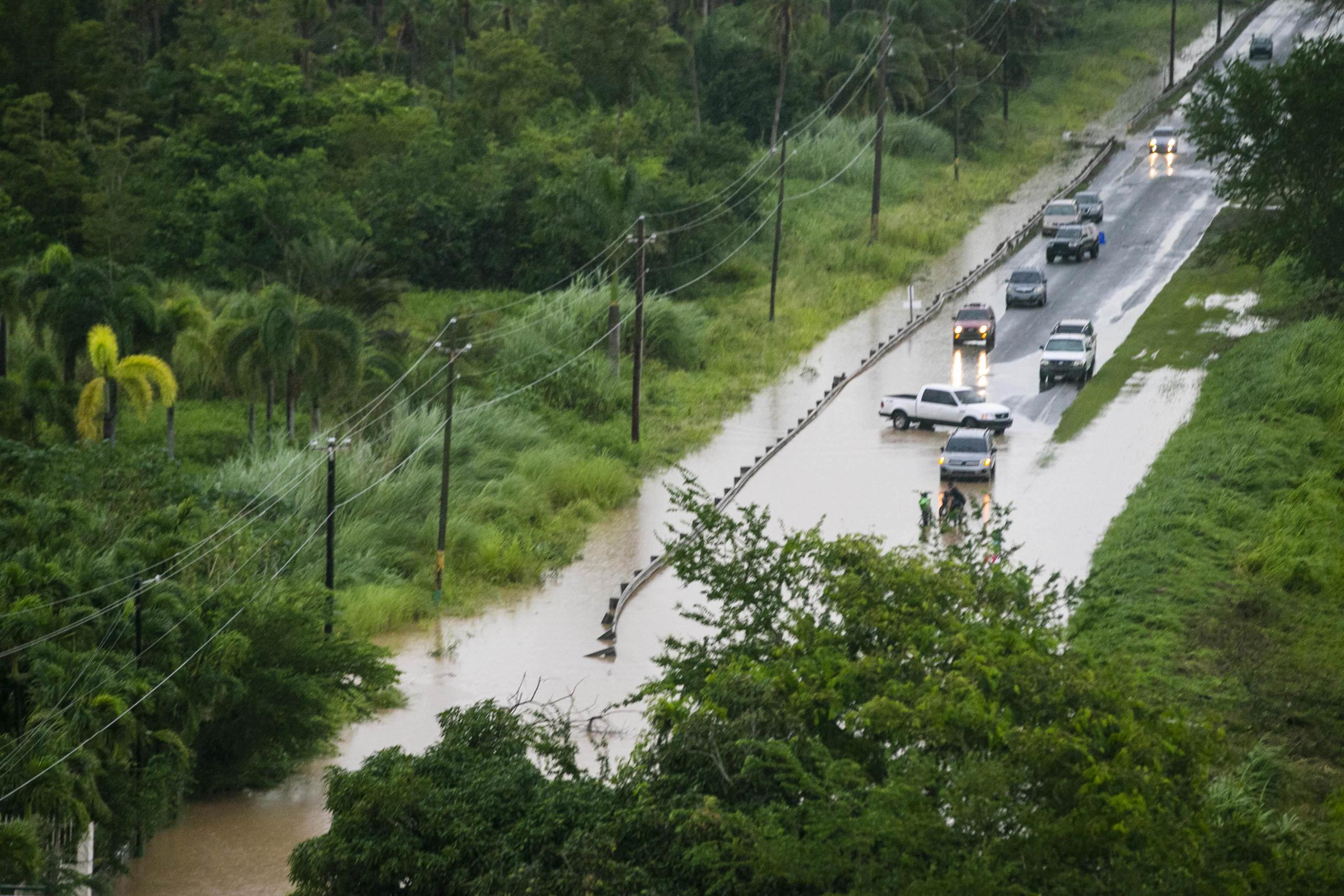 Las autoridades le piden a la población no cruzar carreteras inundadas.
