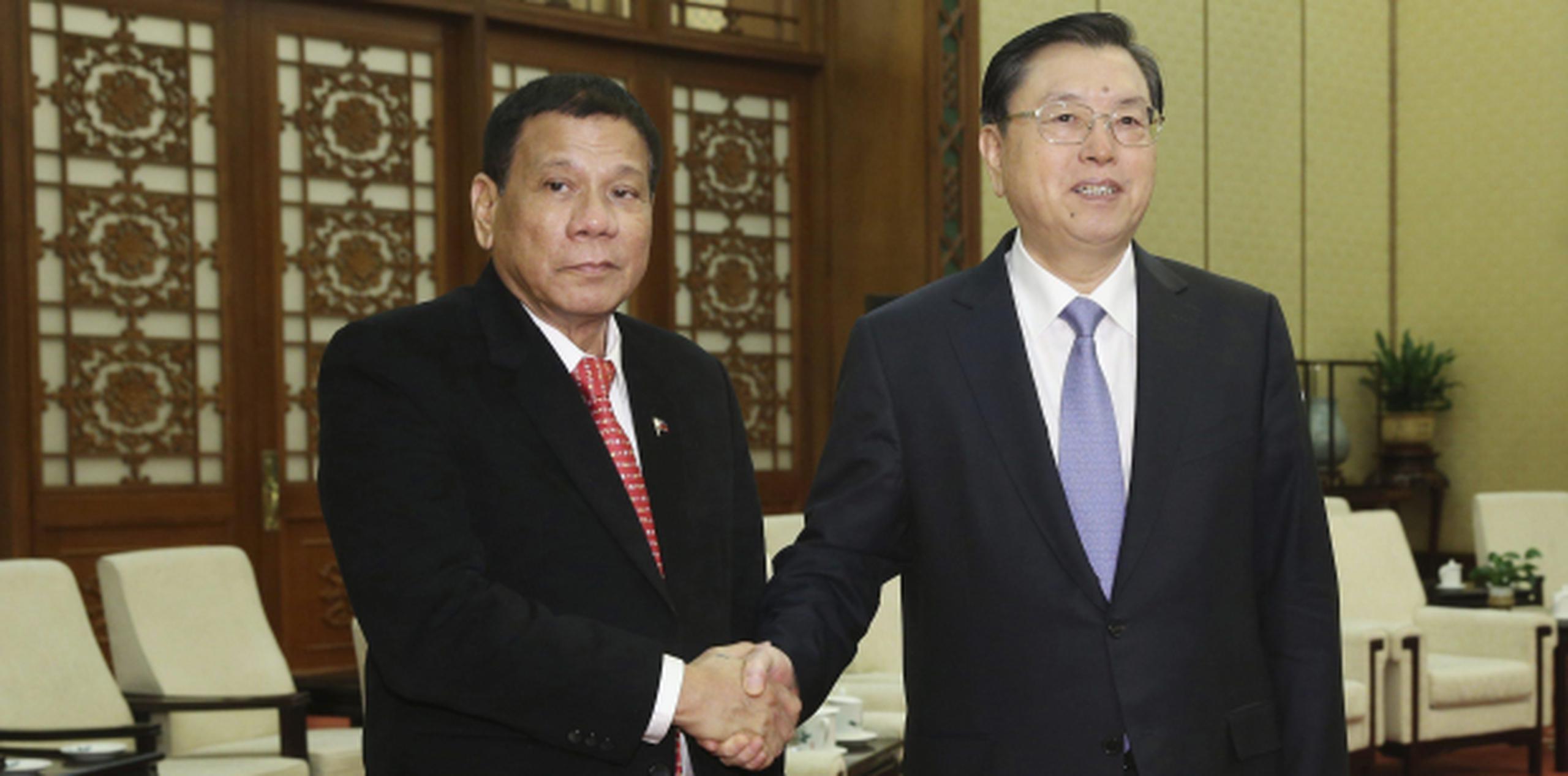 El presidente de la Asamblea Nacional Popular (ANP), Zhang Dejiang , recibe al presidente filipino, Rodrigo Duterte, antes de mantener un encuentro. (Agencia EFE)