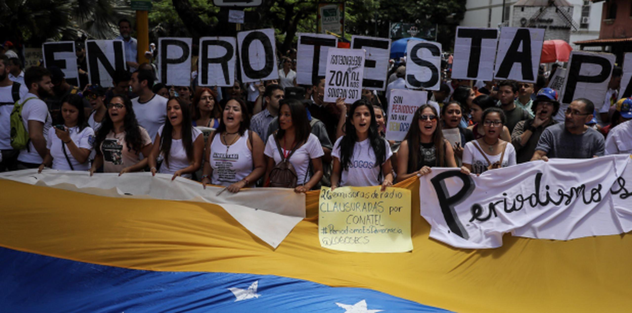 Periodistas y ciudadanos venezolanos llevan varias semanas en protestas. (EFE)