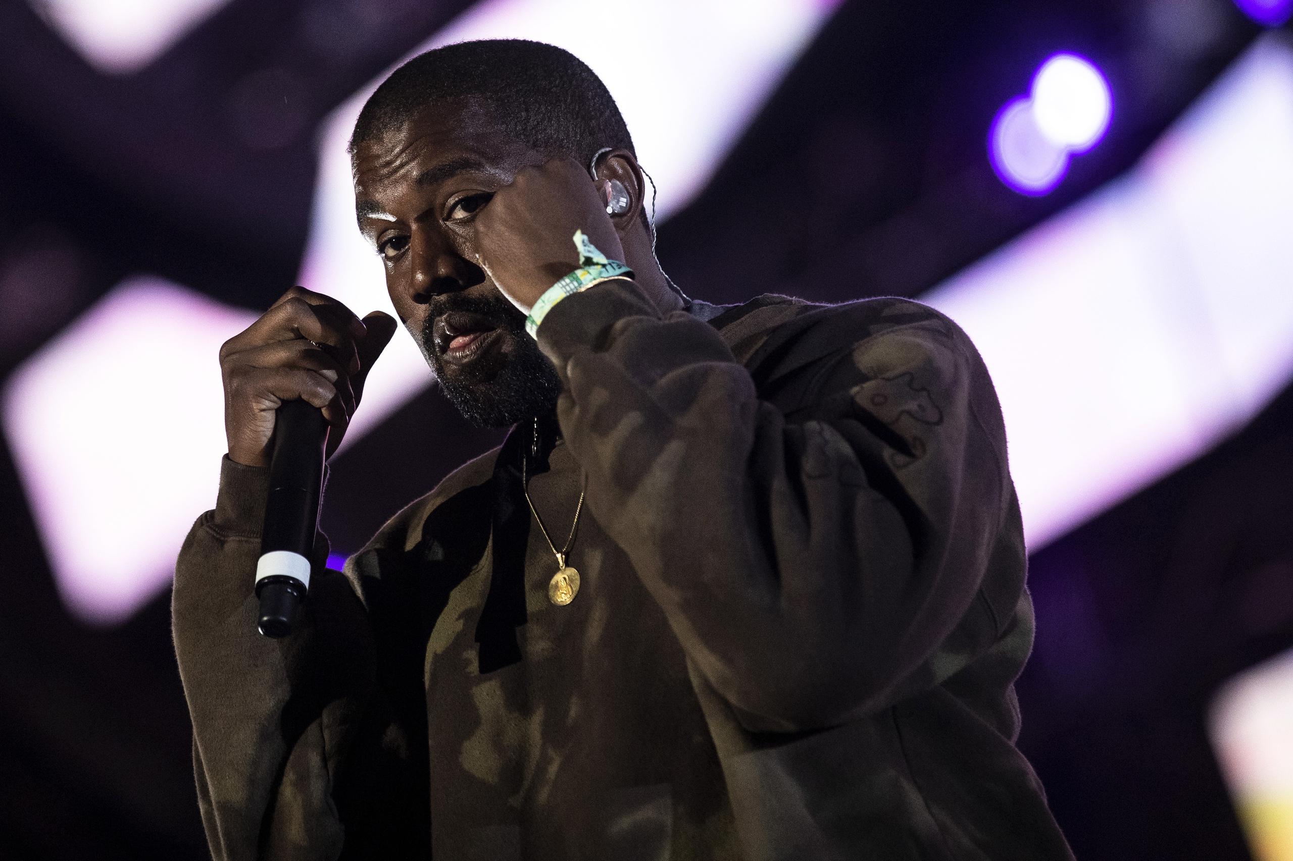 El rapero estadounidense Kanye West sigue siendo eje de la polémica con sus mensajes en las redes sociales.