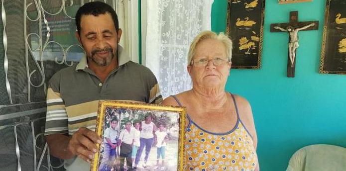 Israel Reyes Valdés, hermano de la víctima y su esposa Bárbara muestran la foto de la mujer que murió el pasado domingo en Patillas. (osman.perez@gfrmedia.com)