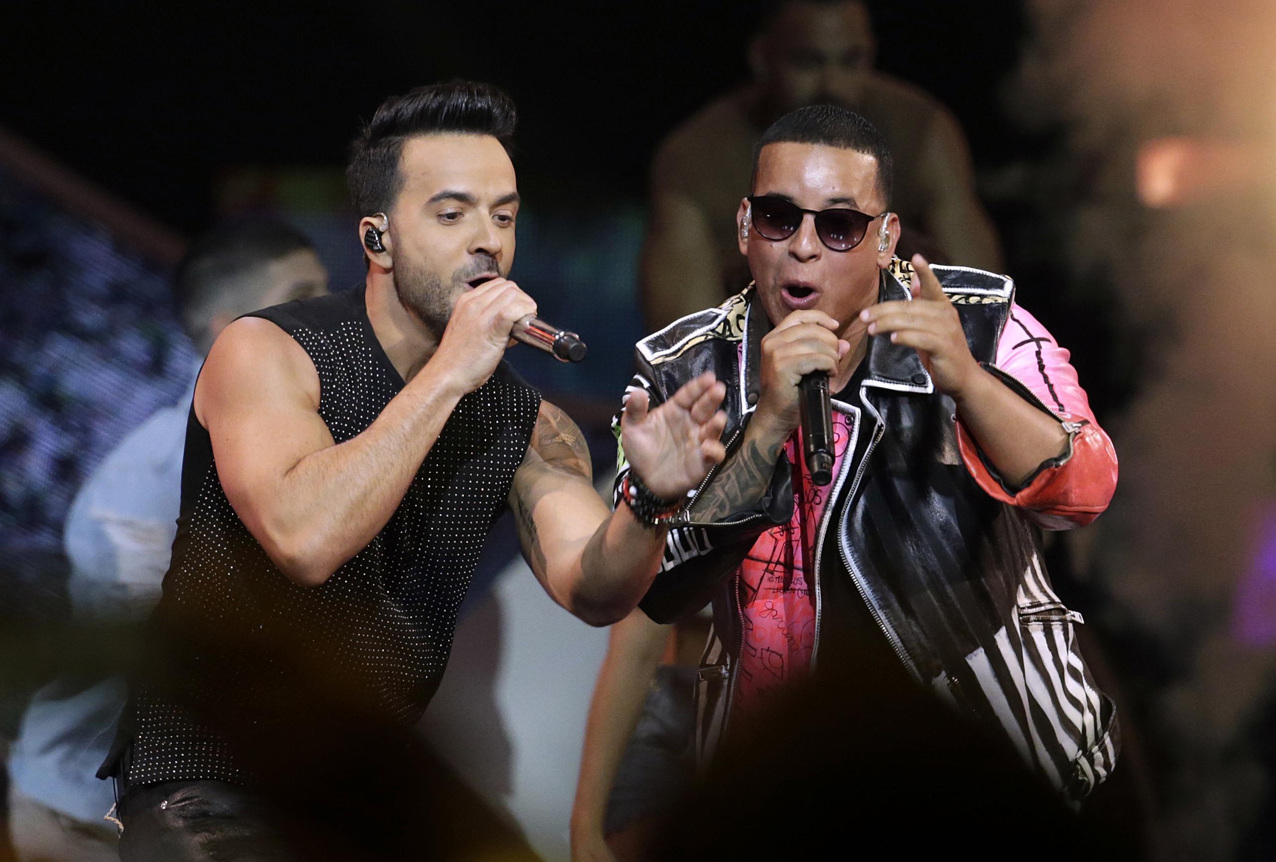 El éxito de “Despacito” estableció la marca de longevidad en la cima de “Hot Latin Songs” cuando pasó su 42 semana en el número 1 en la lista con fecha del 17 de febrero de 2018, superando el reinado de 41 semanas de “Bailando” de Enrique Iglesias en 2014-15.