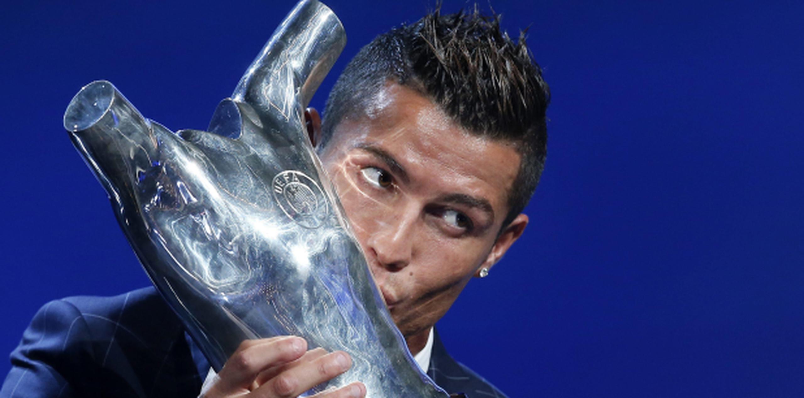 Cristiano Ronaldo besa el premio durante la ceremonia. (Agencia EFE)