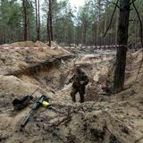 Ucrania halla múltiples tumbas en bosque que estuvo bajo fuerzas rusas