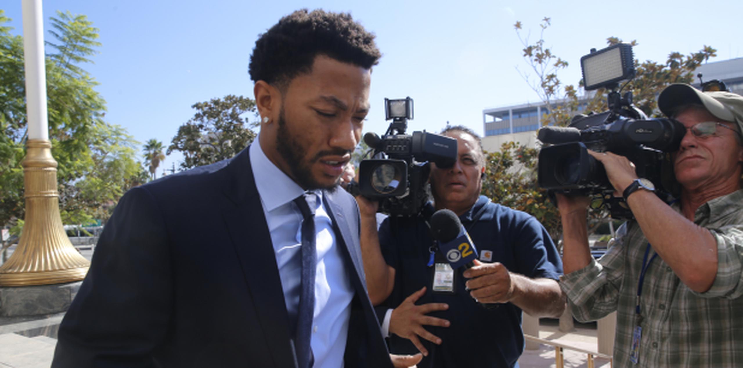 Derrick Rose llegando al tribunal federal de Los Ángeles. (AP/Damian Dovarganes)