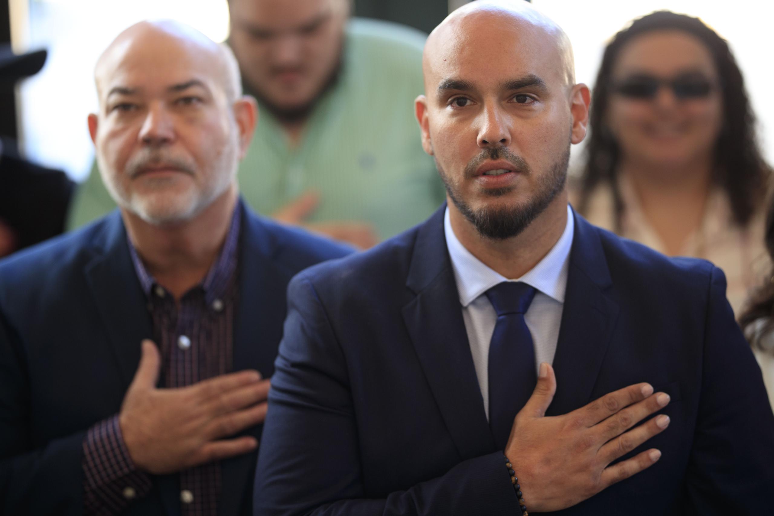 El nuevo alcalde de Fajardo, José Aníbal Meléndez, juramentó junto a varios familiares como su tío el presidente de la Cámara de Representantes, Carlos "Johnny" Méndez.