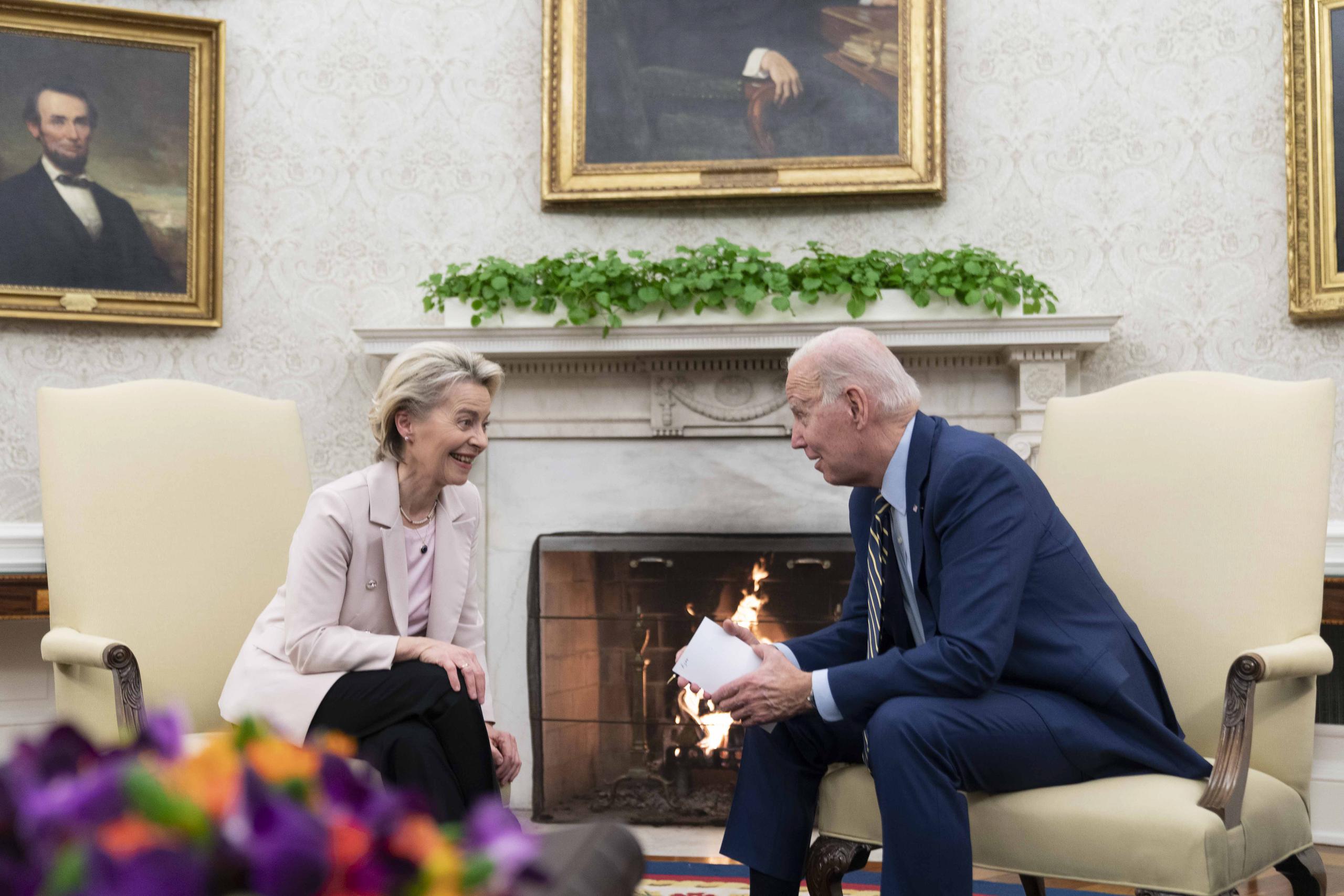 La presidenta de la Comisión Europea (CE), Ursula von der Leyen, (i) y el presidente de los Estados Unidos, Joe Biden (d). (EFE/EPA/BONNIS CASH / POOL)