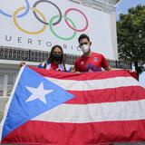 Rebosantes de orgullo Adriana Díaz y Brian Afanador al recibir la bandera oficial