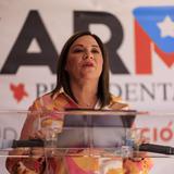 Carmen Maldonado con propuesta en mano para atender reclamos de servidores públicos
