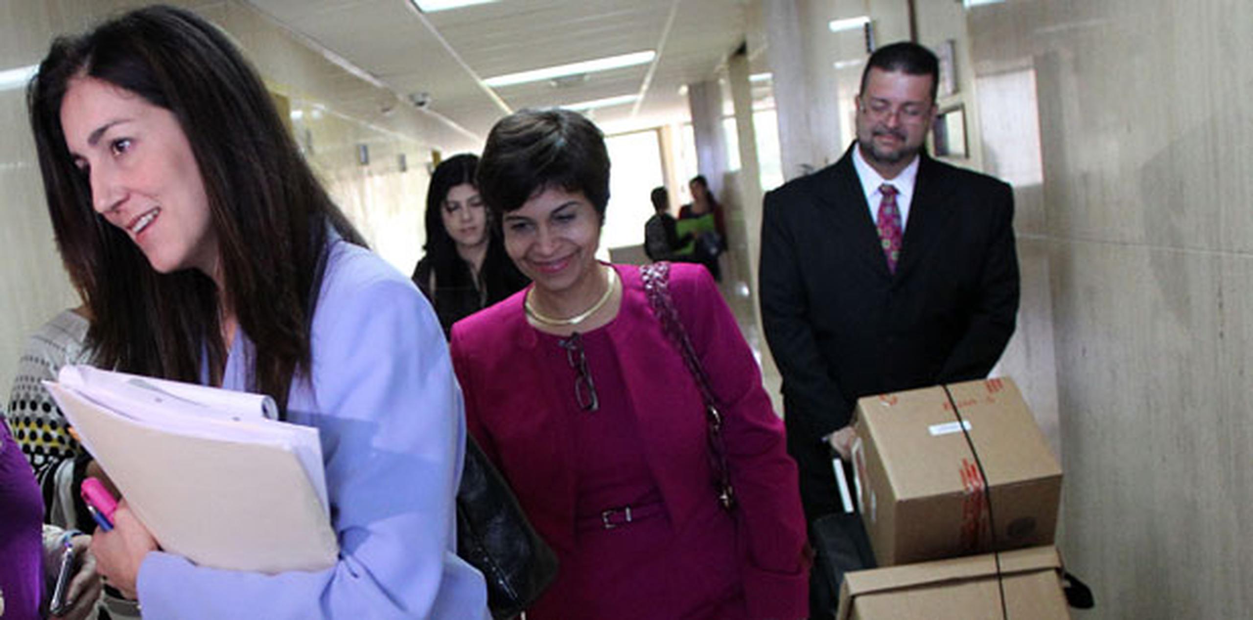 Durante 20 minutos, la fiscal Silda Rubio (a la izquierda) no consiguió si quiera que el niño la mirara. (olimpo.ramos@gfrmedia.com)