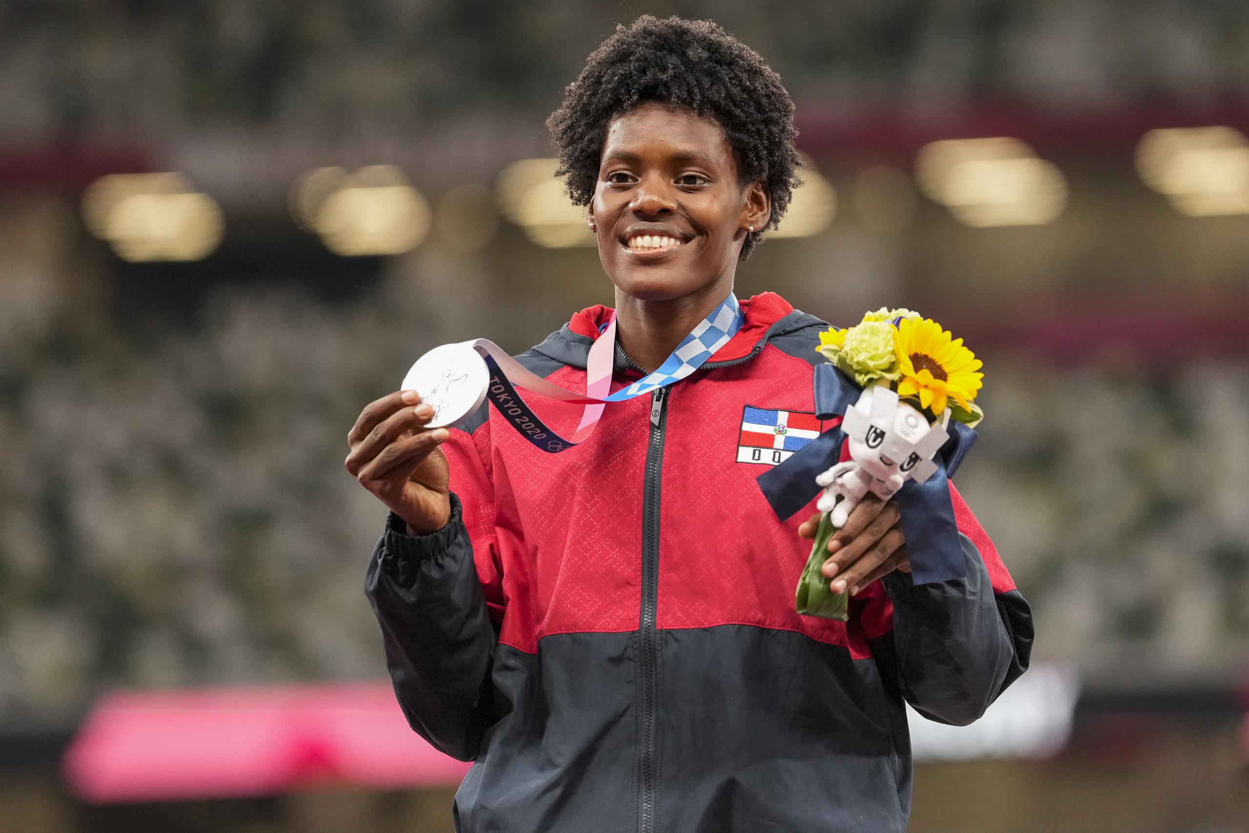 La dominicana Marileidy Paulino muestra su medalla de plata en la ceremonia de premiación de los 400 metros femeninos de los Juegos Olímpicos de Tokio.