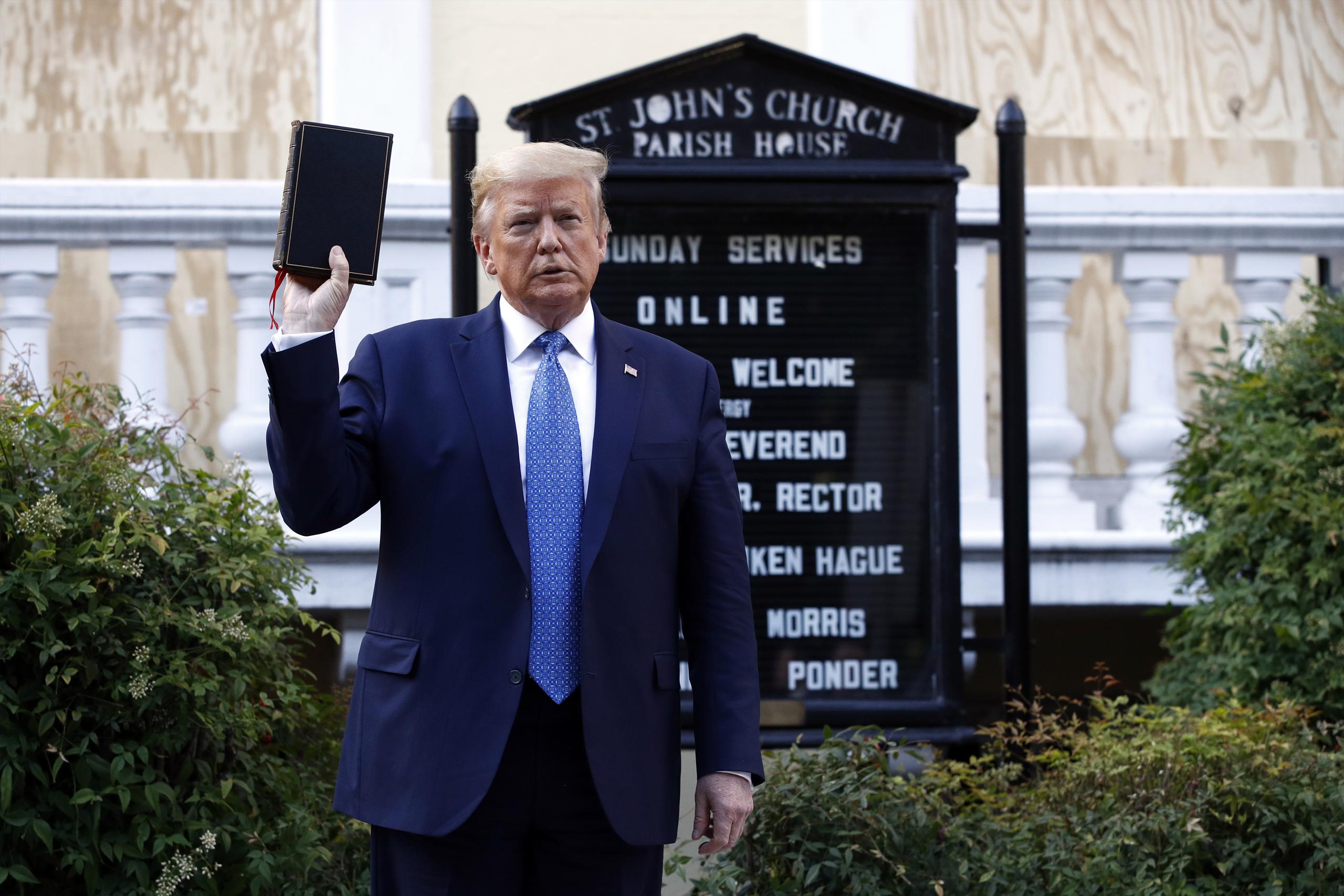 El presidente Donald Trump sostiene una biblia durante su visita a la iglesia San Juan frente al Parque Lafayette de la Casa Blanca en Washington
