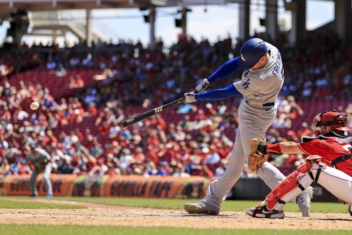 Freddie Freeman de los Dodgers de Los Ángeles batea un sencillo en el octavo inning ante los Rojos de Cincinnait, el jueves 23 de junio de 2022. (AP Foto/Aaron Doster)