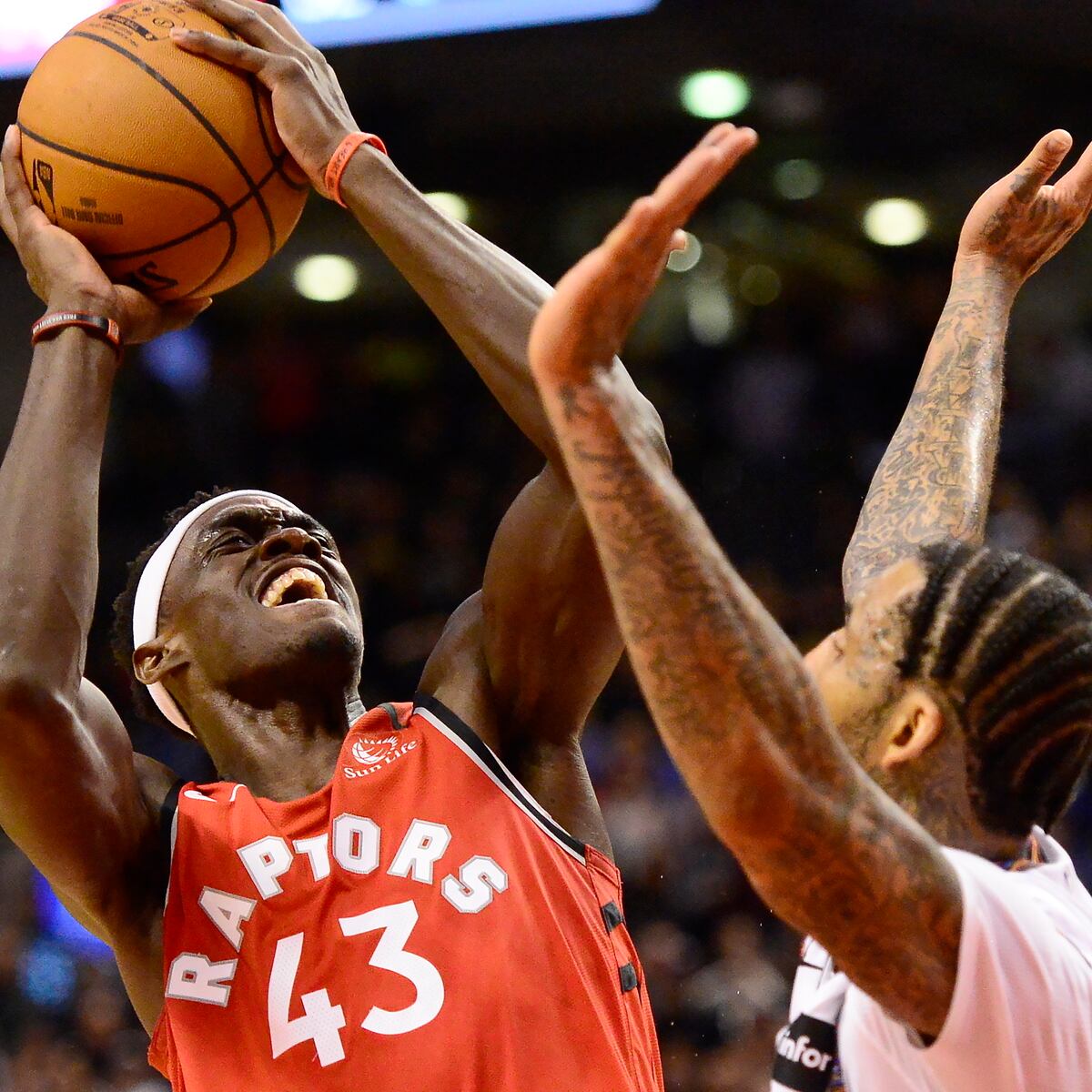 Toronto supera por uno a los Nets y lleva 14 triunfos consecutivos