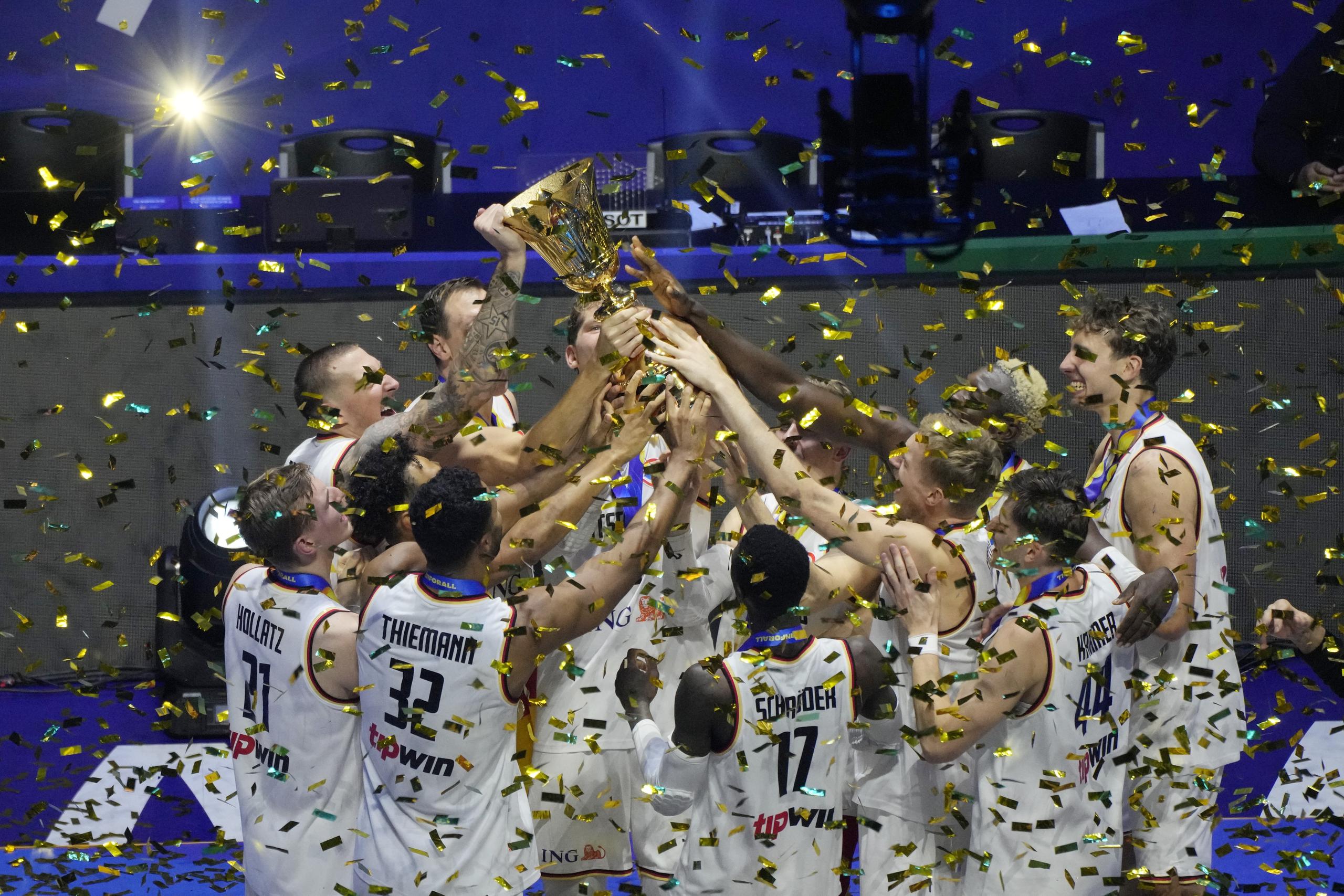 Alemania levanta la copa mundial de baloncesto masculino luego de ganar el título con una victoria ante Serbia en el partido final jugado este domingo en Manila, Filipinas.