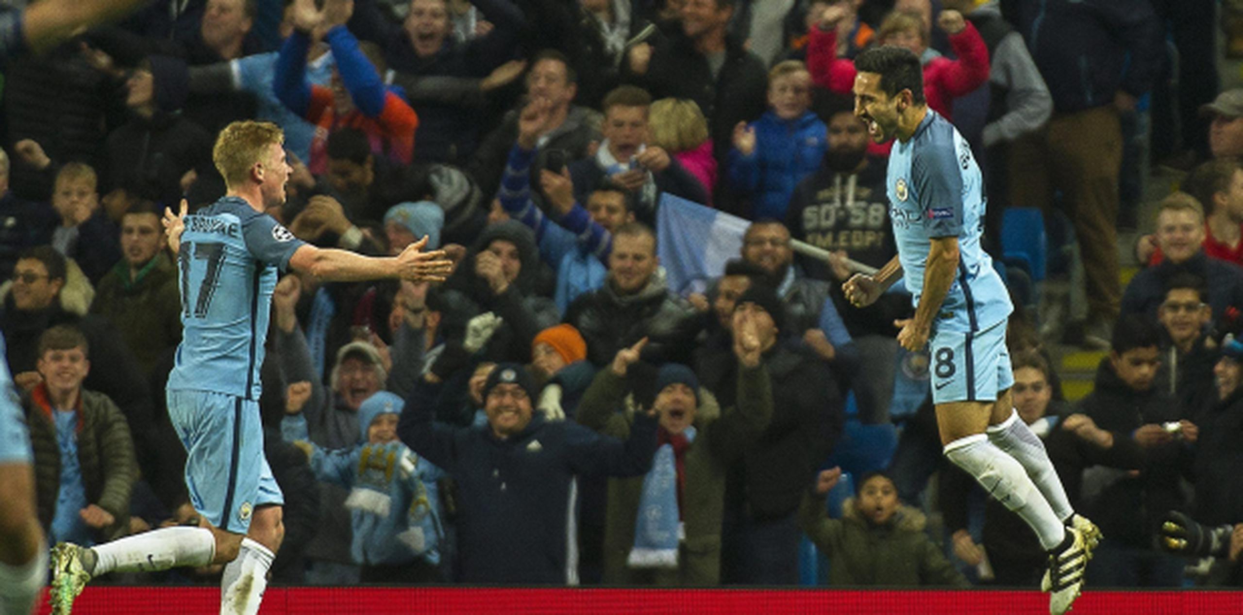 El jugador del Manchester City Ilkay Guendogan celebra con su compañero Kevin De Bruyne después de anotar el tercer gol de su equipo. (Agencia EFE)