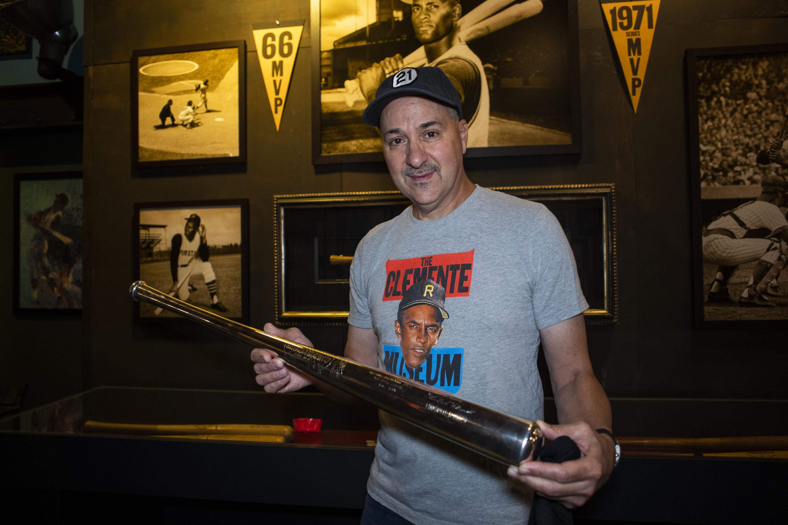 El director ejecutivo del museo, Duane Rieder, muestra uno de los cuatro bates de plata de Roberto Clemente.
