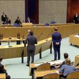 Se desmaya ministro de salud durante debate sobre coronavirus en Parlamento de Holanda