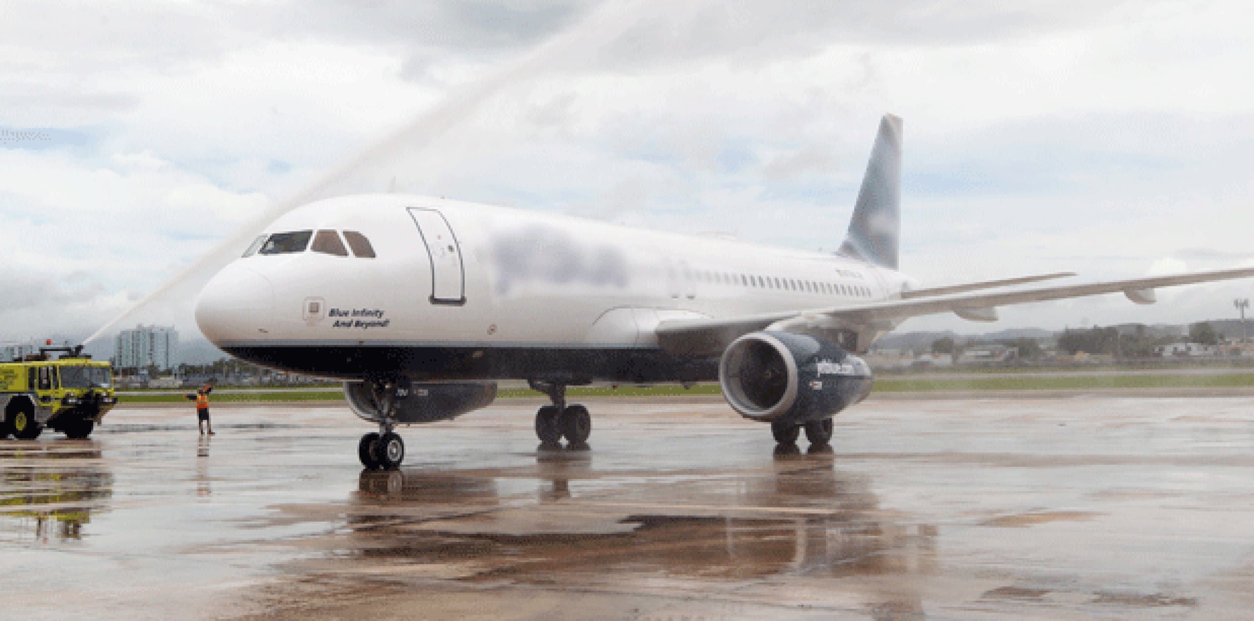 A su llegada, la aeronave tipo A319 con capacidad para 124 pasajeros, fue recibida con el simbólico arco de agua, ante la presencia de los ejecutivos de Aeropuertos Dominicanos Siglo XXI (Aerodom), de American Airlines, representantes del sector oficial y miembros de la comunidad aeroportuaria. (Archivo)