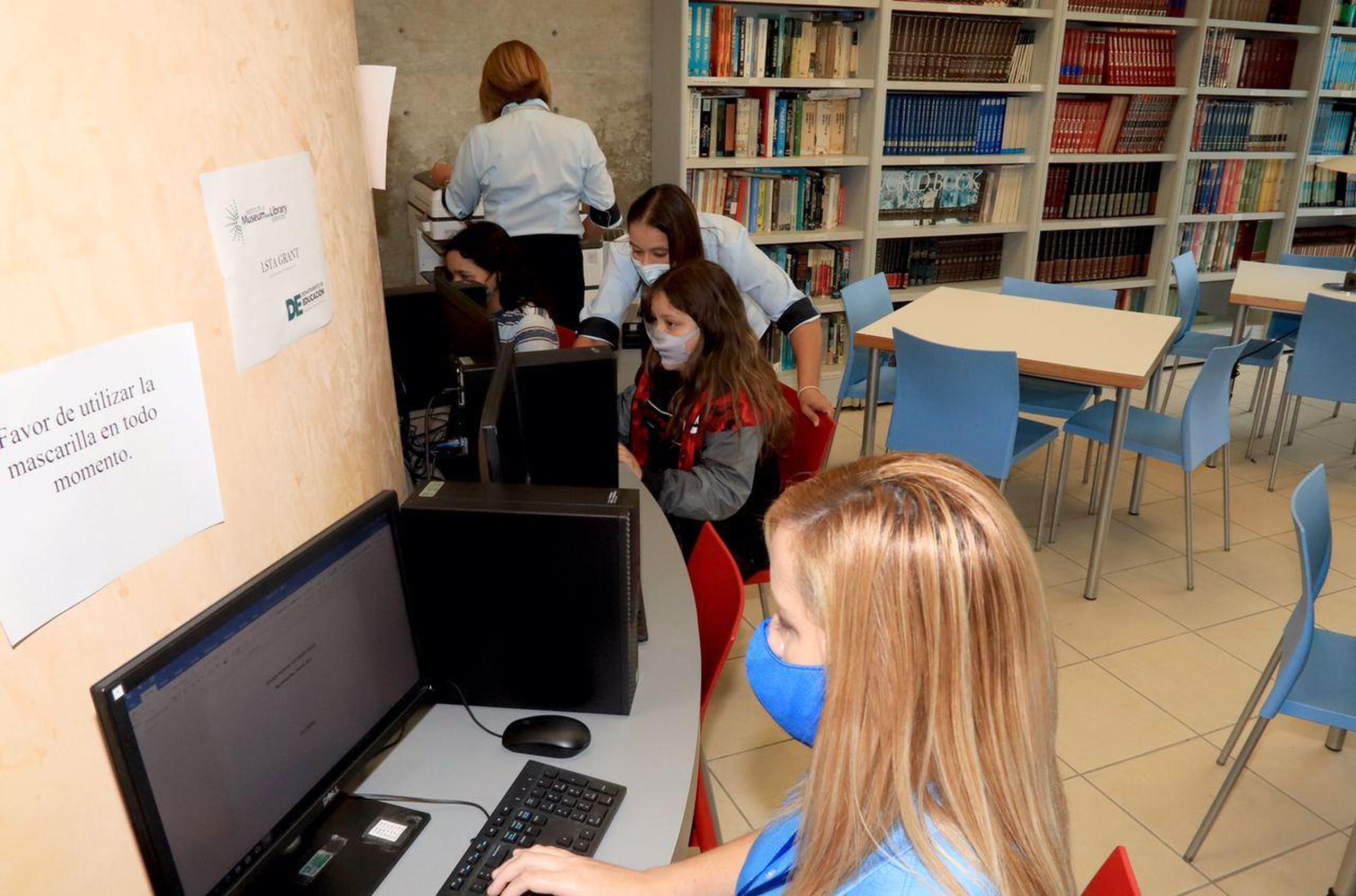 También se habilitaron espacios en la biblioteca municipal para que los estudiantes tuvieran acceso a las computadoras y pudieran hacer tareas escolares.