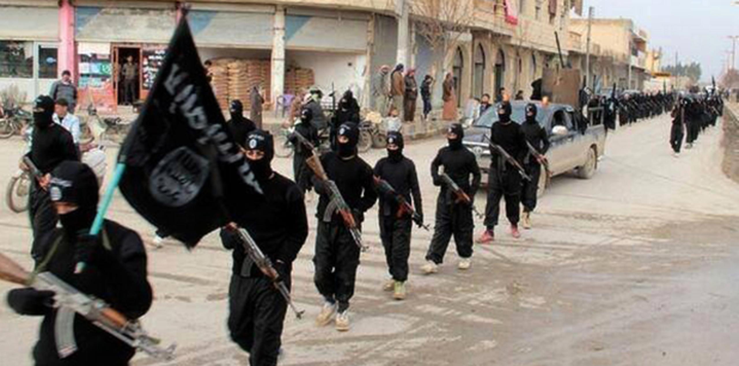 Militantes de Estado Islámico marchan en Raqqa, una de las ciudades controladas por el grupo extremista. (AP)