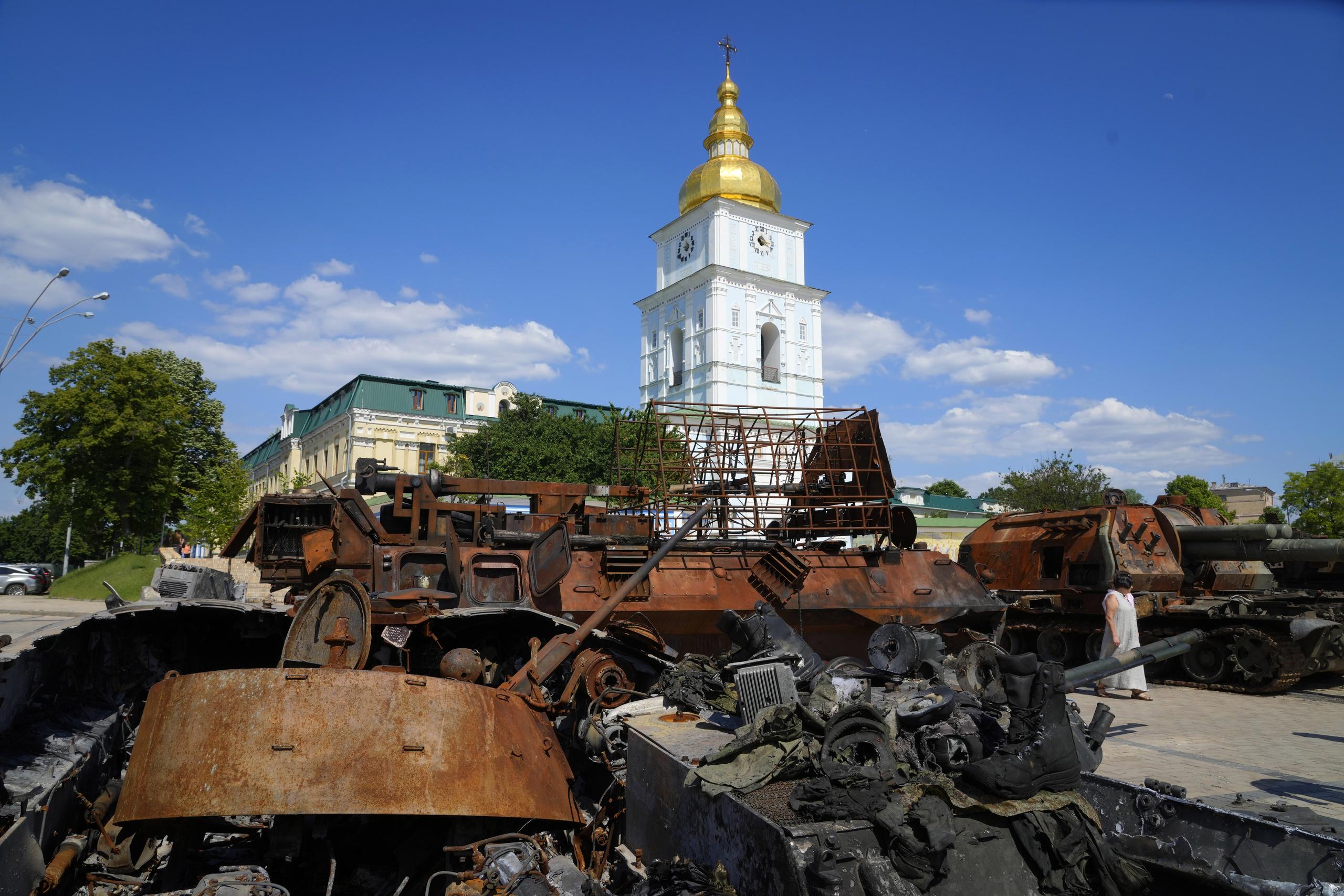 Tanques rusos dañados que serán exhibidos. (AP Photo/Efrem Lukatsky, Archivo)