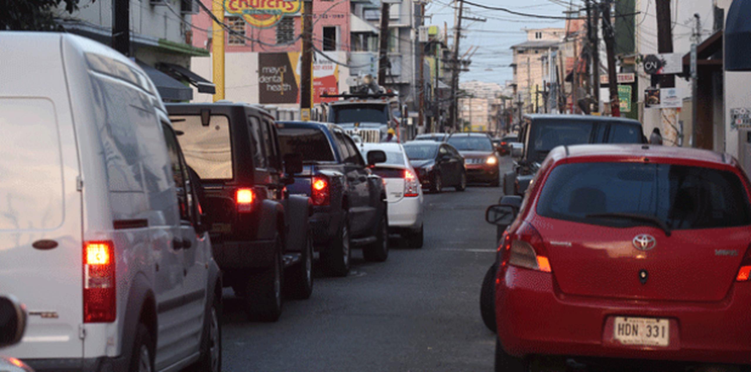 La congestión vehicular que se registra atropella el bloqueo a las entradas de las casas y aumenta la falta de estacionamientos. (Para Zona Urbana / Ingrid Torres)
