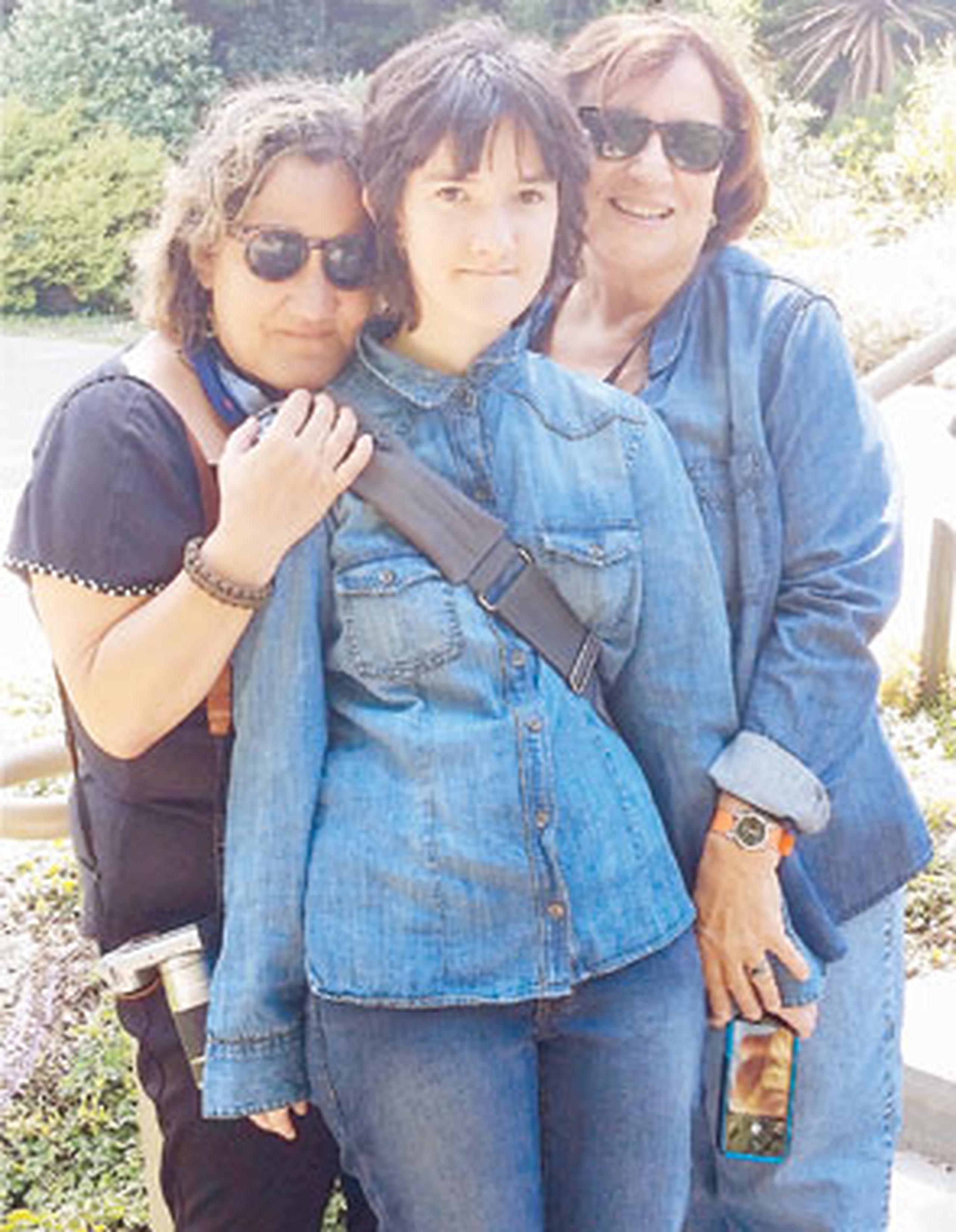 Carmen Milagros Vélez y su esposa Ángeles Acosta esperan concluir el proceso de adopción de su hija Juliana tan cerca como este próximo mes de agosto. (Archivo)