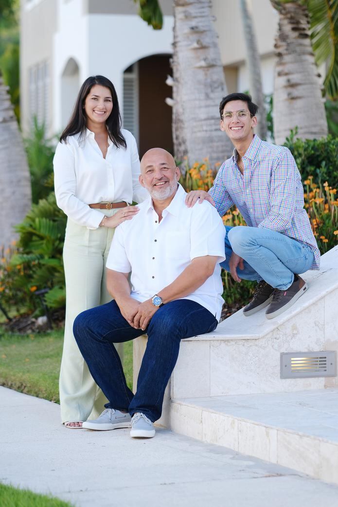 Carlos Mendez junto a sus hijos Krisstarah y Leo.