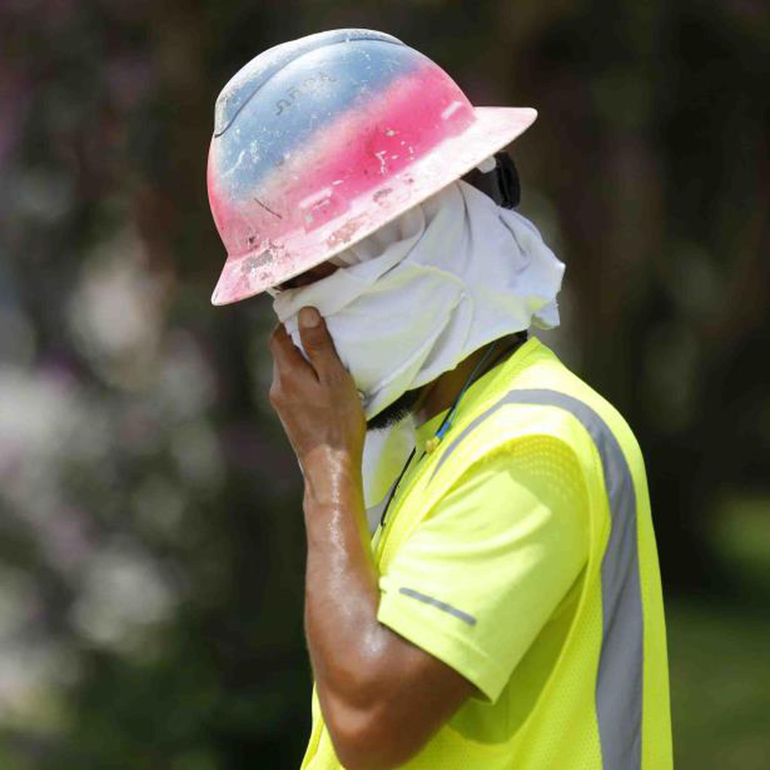 Un albañil se seca el rostro en un sitio de construcción de Kenner, Luisiana. (AP / Gerald Herbert)