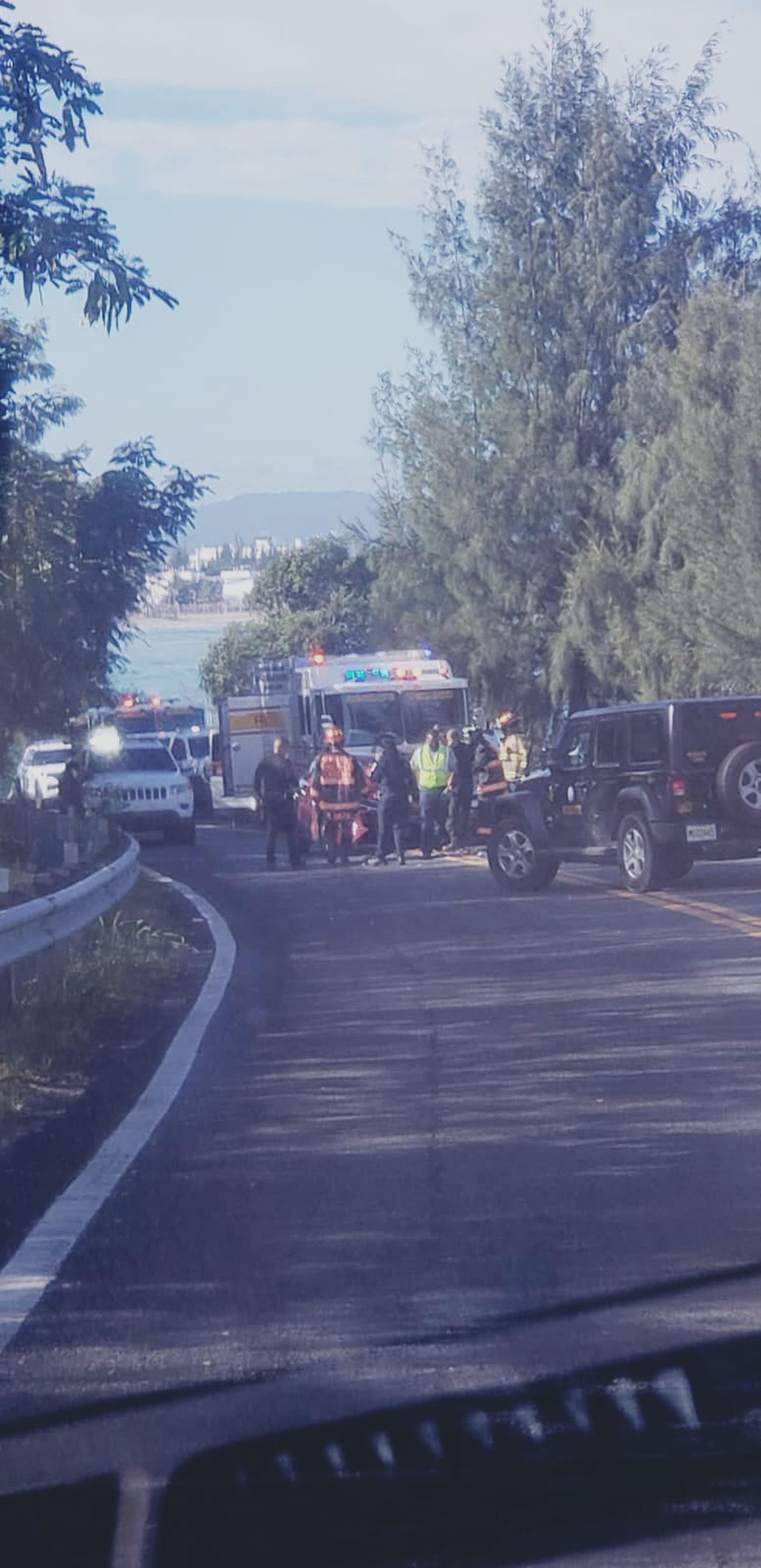 Dos vehículos chocaron de frente en el kilómetro 4.6 de la carretera PR-187, cerca del puente de Boca de Cangrejos, en Piñones.