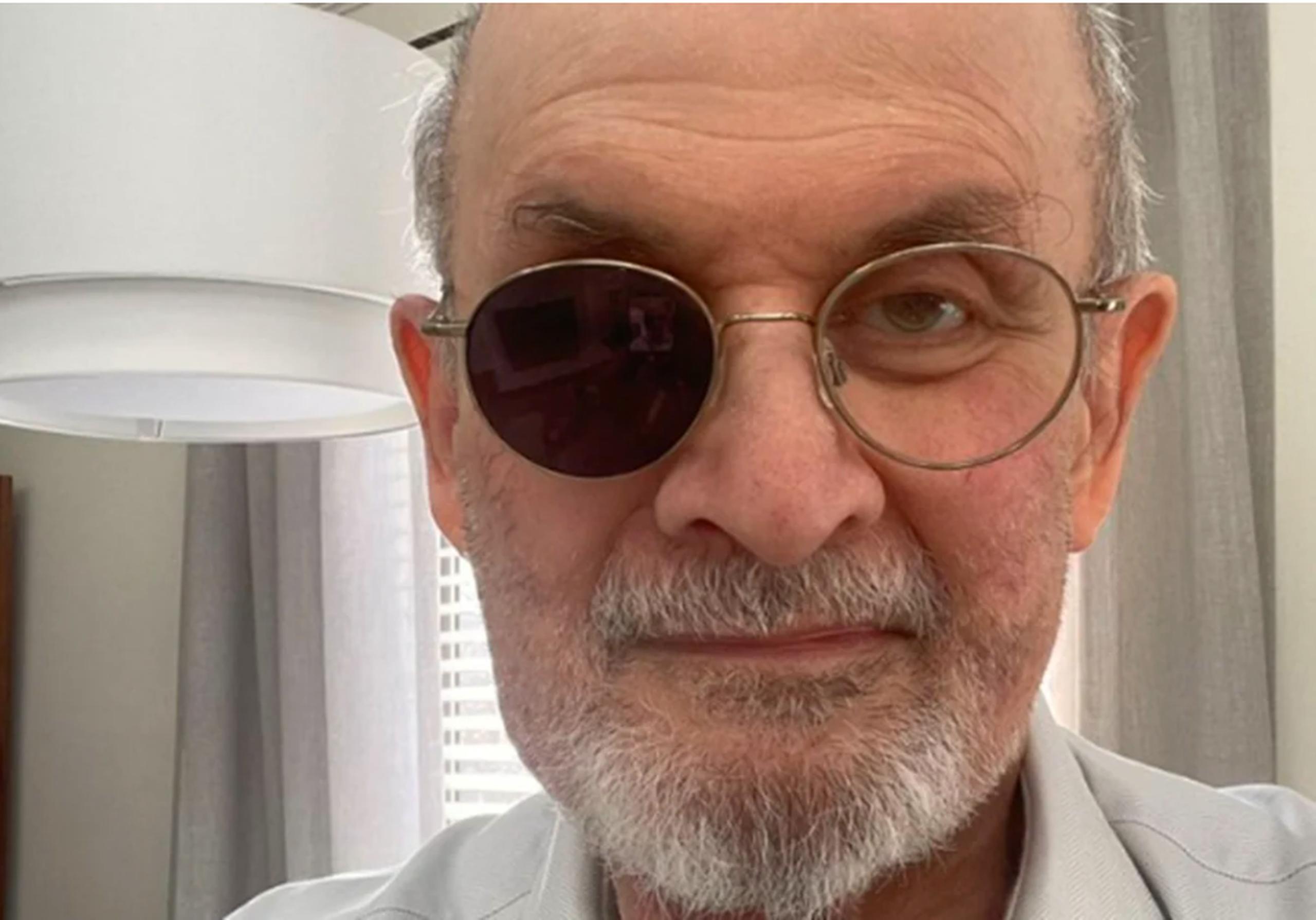 Un lente oscuro cubre el ojo derecho de Salman Rushdie y tiene una cicatriz vertical en el rostro, producto que le dejó el arma blanca.
