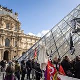 Bloquean el Museo del Louvre en protesta contra la reforma de las pensiones 