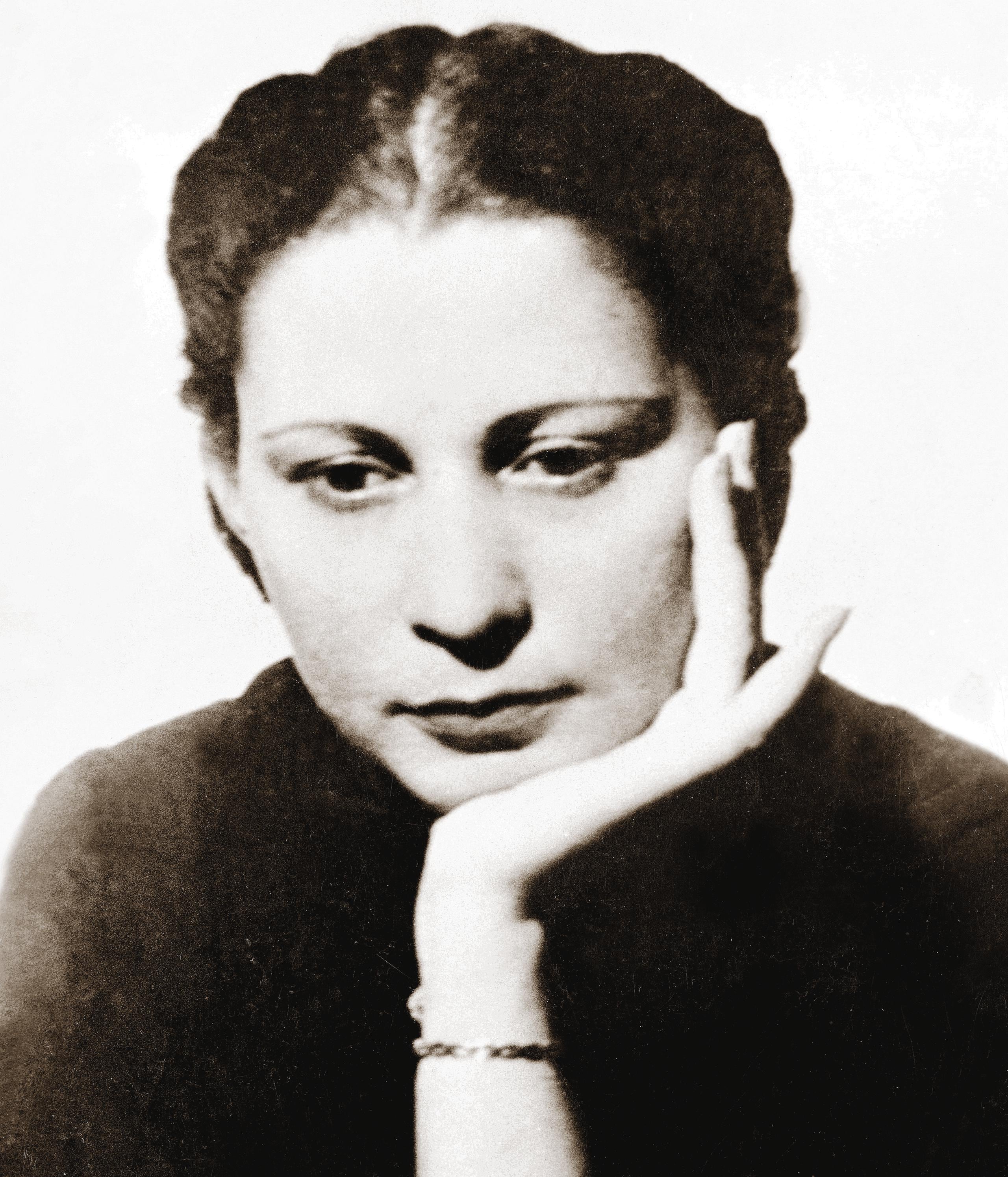 Julia de Burgos, (1914-1953), Poetisa, dramaturga y educadora puertorriqueña. Nació en el Barrio Santa Cruz, en Carolina, Puerto Rico. Falleció en Nueva York, Estados Unidos.