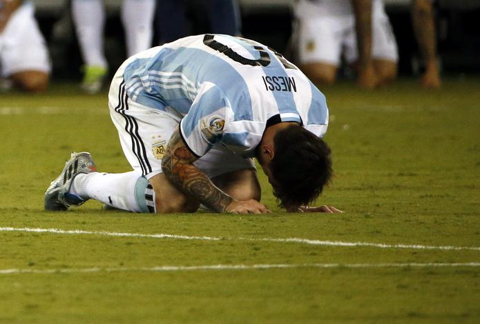 Lionel Messi anunció su retiro de la selección nacional de Argentina tras la derrota.