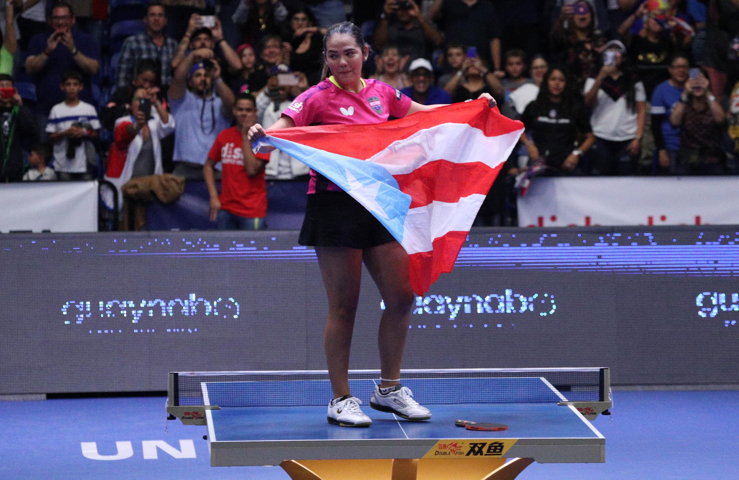 Igual a como lo hizo el año pasado, Adriana Díaz se trepó en la mesa para celebrar su título.