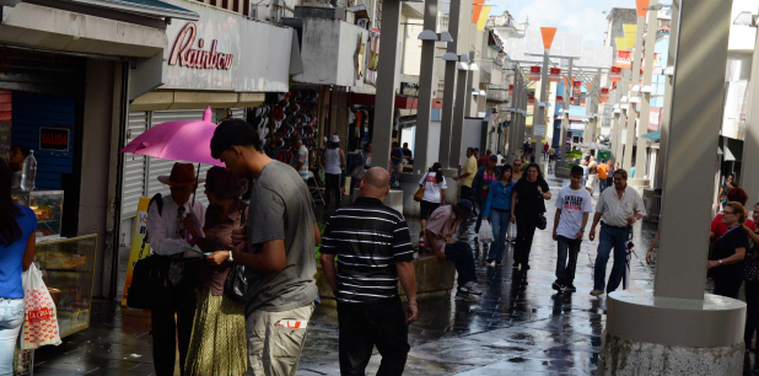 Varios ciudadanos acudieron al Paseo de Diego con la esperanza de encontrar mejores precios. (ismael.fernandez@gfrmedia.com)