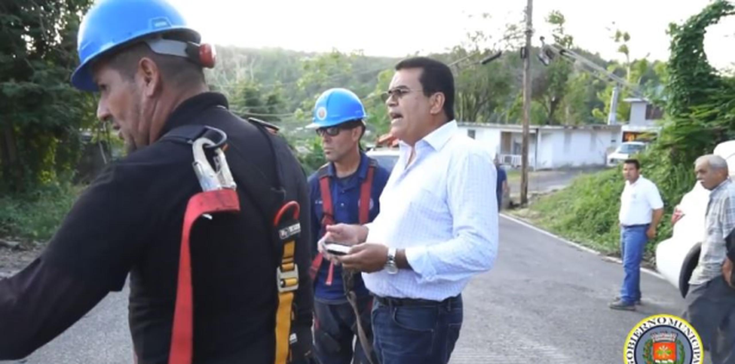 El alcalde dijo que con sus brigadas han estado recogiendo y levantando postes, y recuperando materiales y cables. (Facebook / Municipio de San Sebastian)