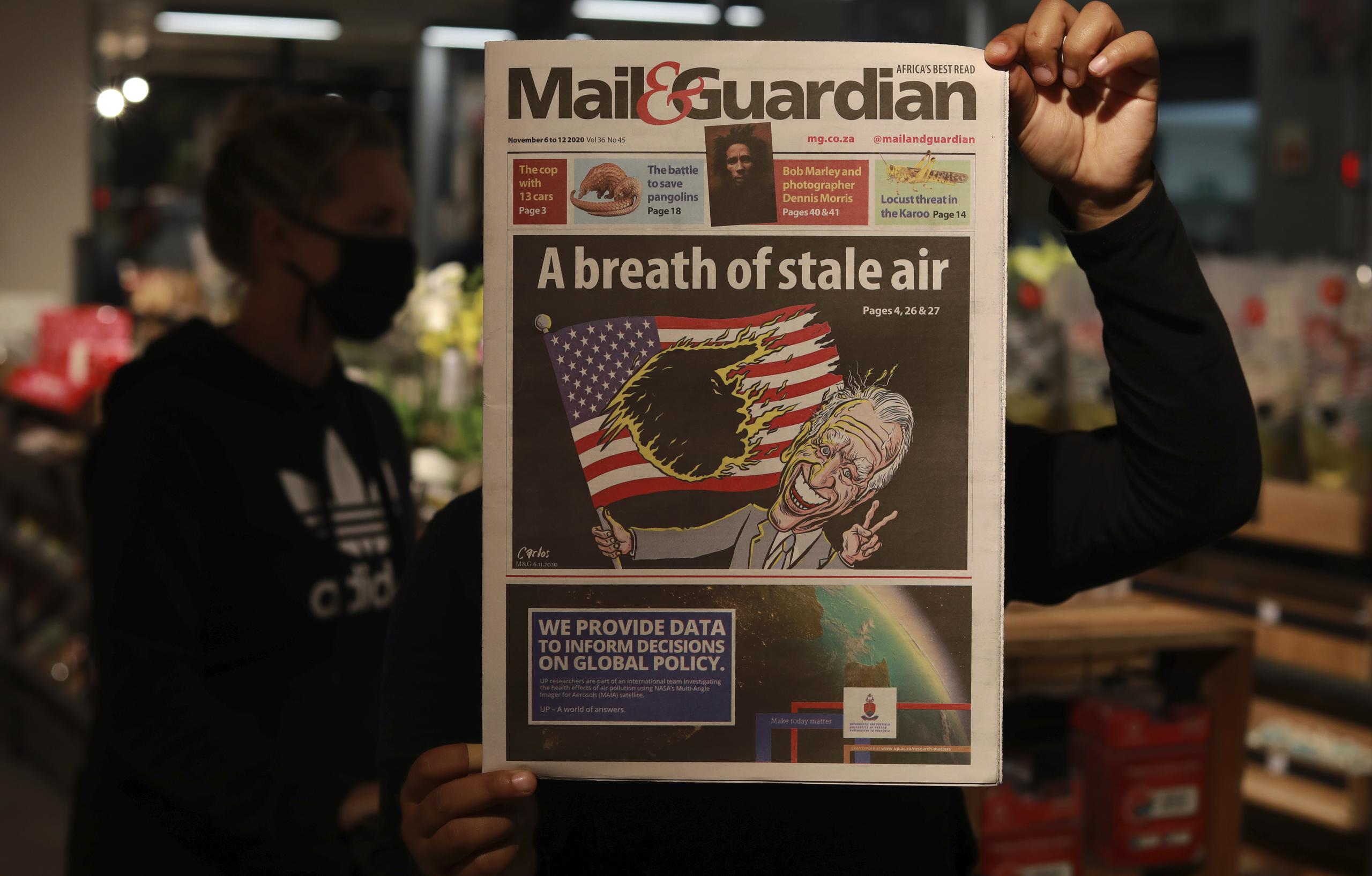 La portada del periódico sudafricano Mail and Guardian encabezaba el viernes con una caricatura del presidente Trump como un fuego que consume una bandera de EE.UU. que sostiene el demócrata Joe Biden.