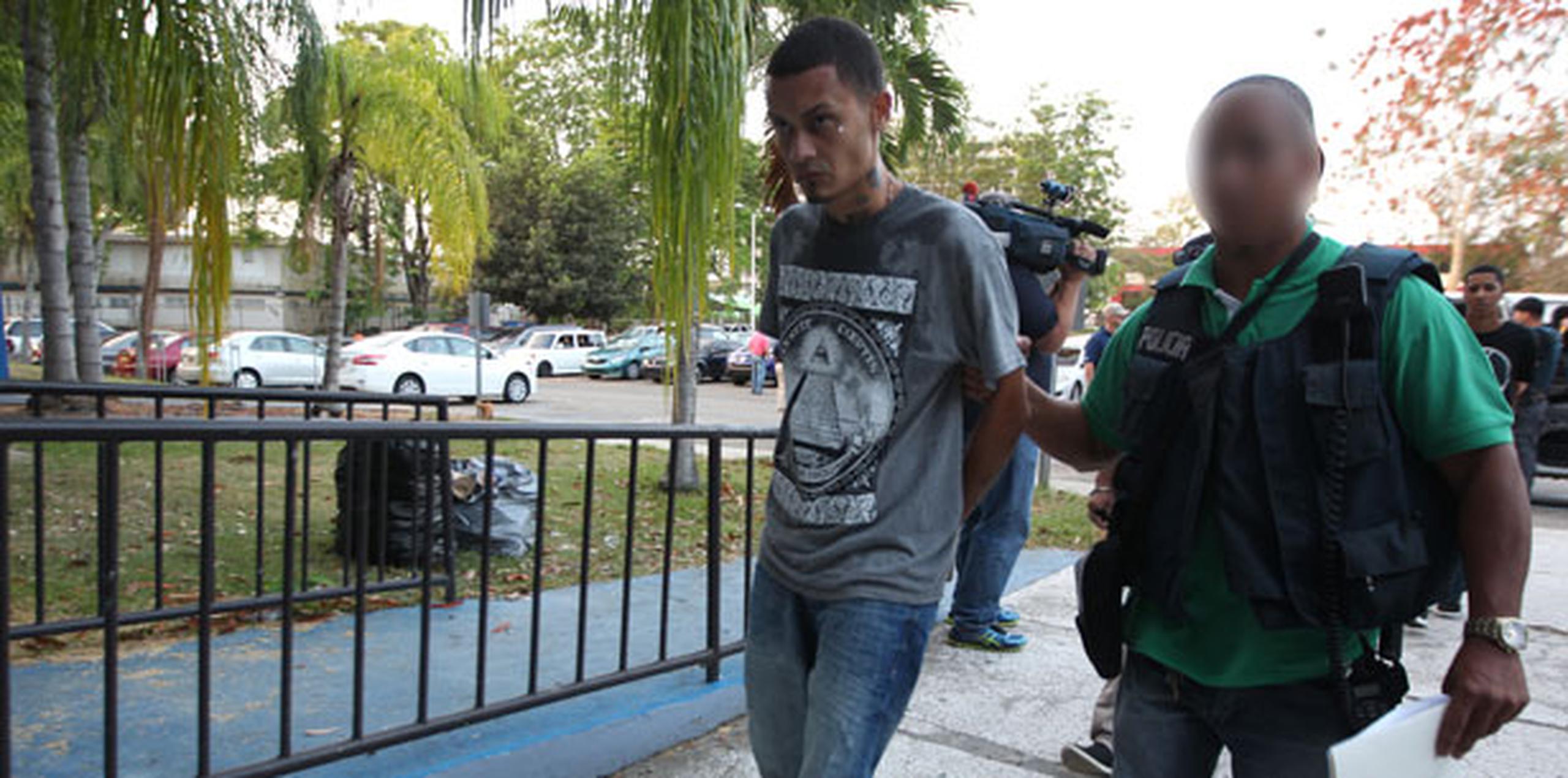 Los detenidos son trasladados a la Comandancia de Caguas para ser procesados previo a la radicación de cargos. (alex.figueroa@gfrmedia.com)