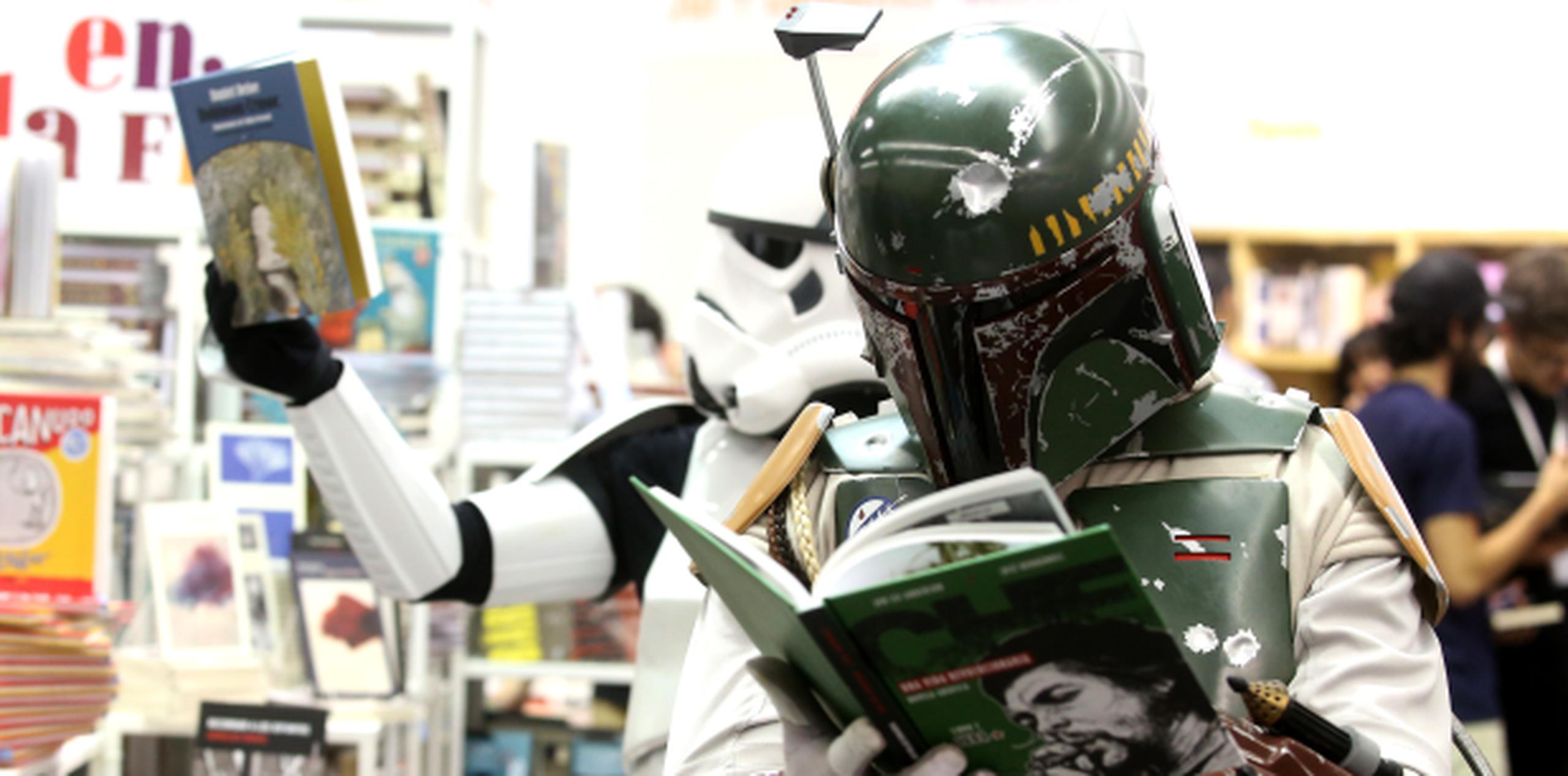Hay múltiples eventos en el mundo aprovechando el entusiasmo de Star Wars. Aquí la Feria del Libro de Guadalajara, México, permitieron al público entrar gratis si llegaban vestidos como personajes de la cinta, como aquí un Boba Fett y un Stormtrooper. (EFE)
