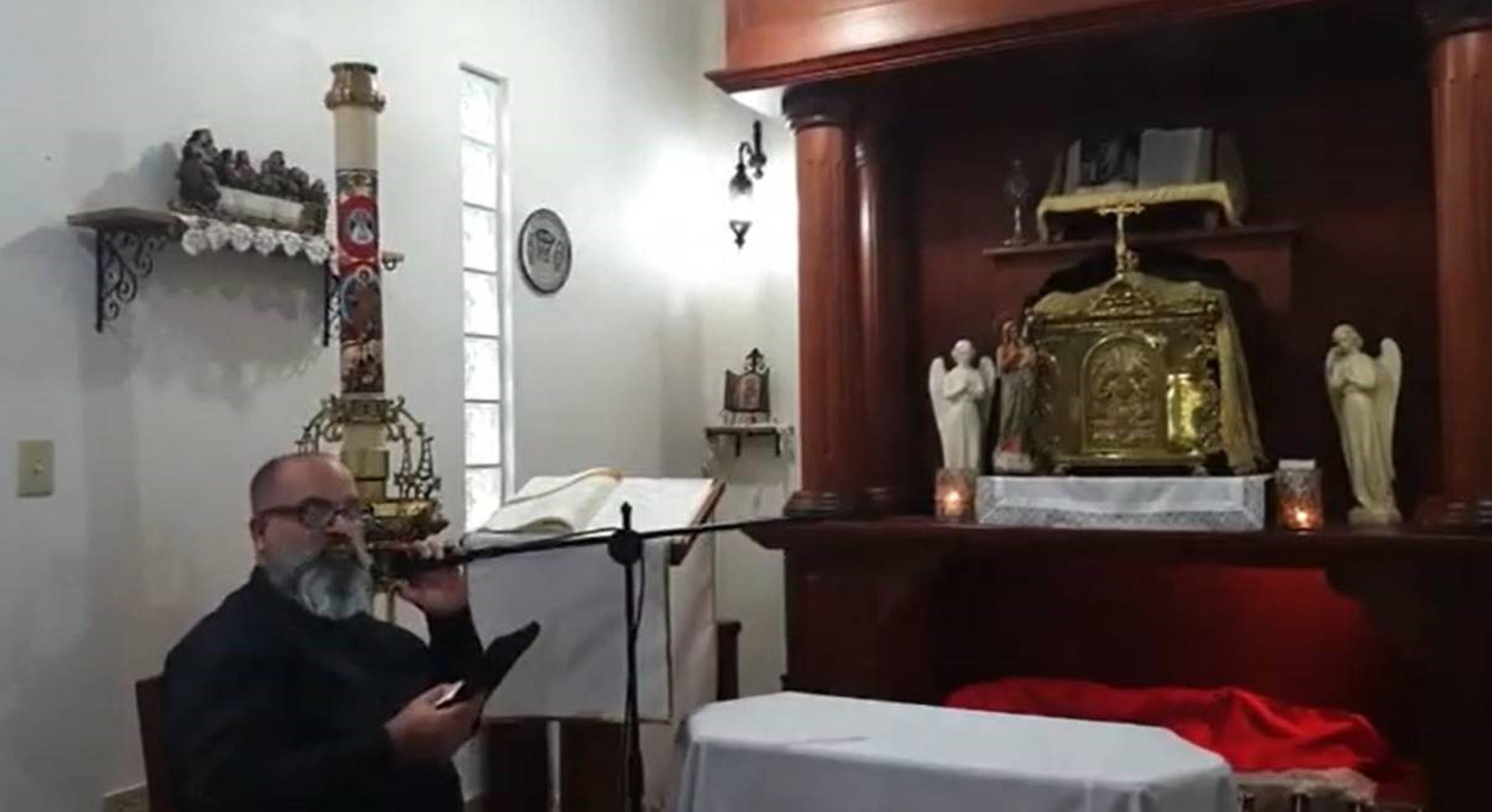 El sacerdote Winston Reinaldo Méndez Silvagnoli de la parroquia Corazón de Jesús, localizada en el barrio Sabanera de Ponce, continúo el rito religioso durante el temblor.
