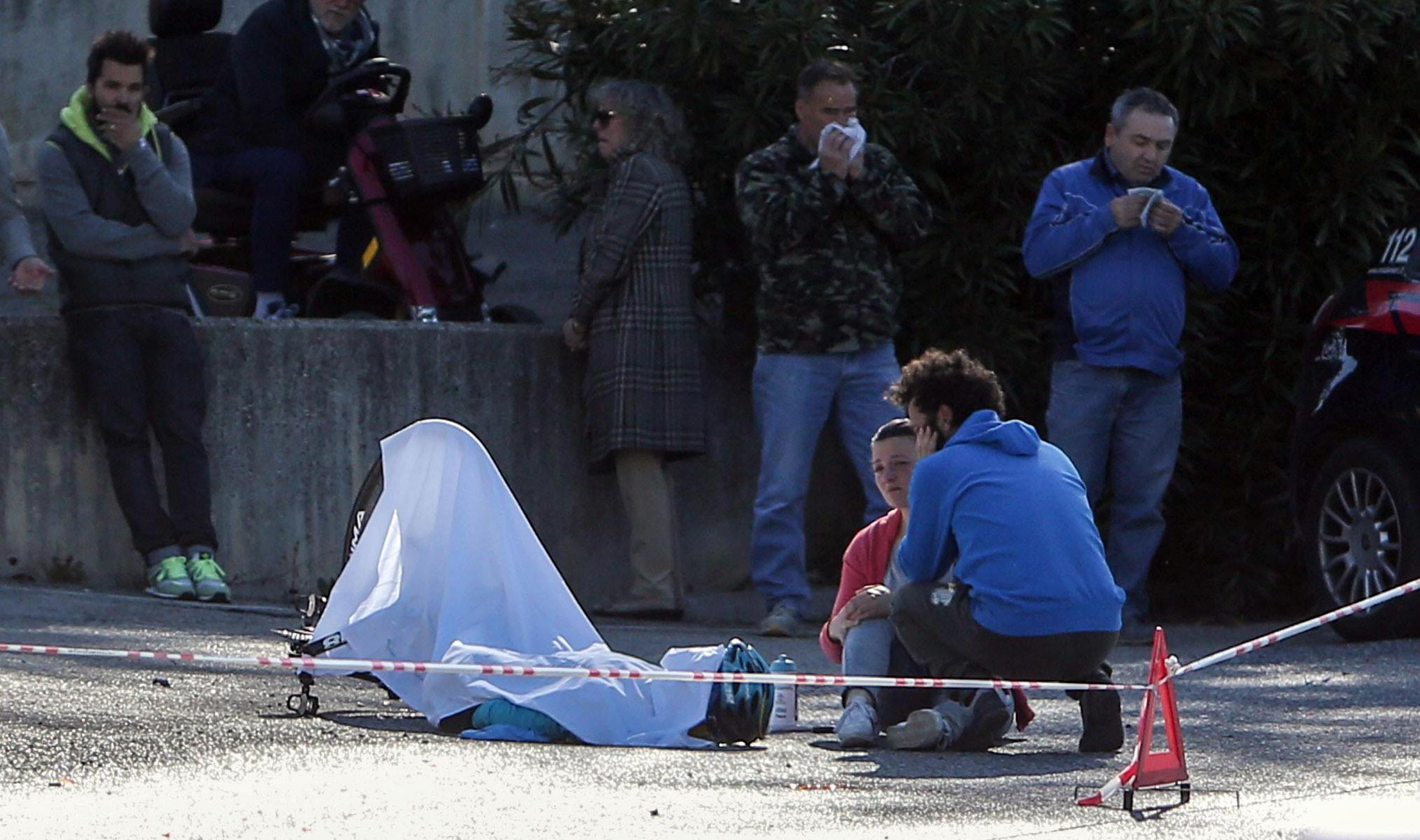 El cuerpo de Michele Scarponi cubierto con una sábana blanca luego del accidente. (AP / ANSA / Cristian Ballarini)