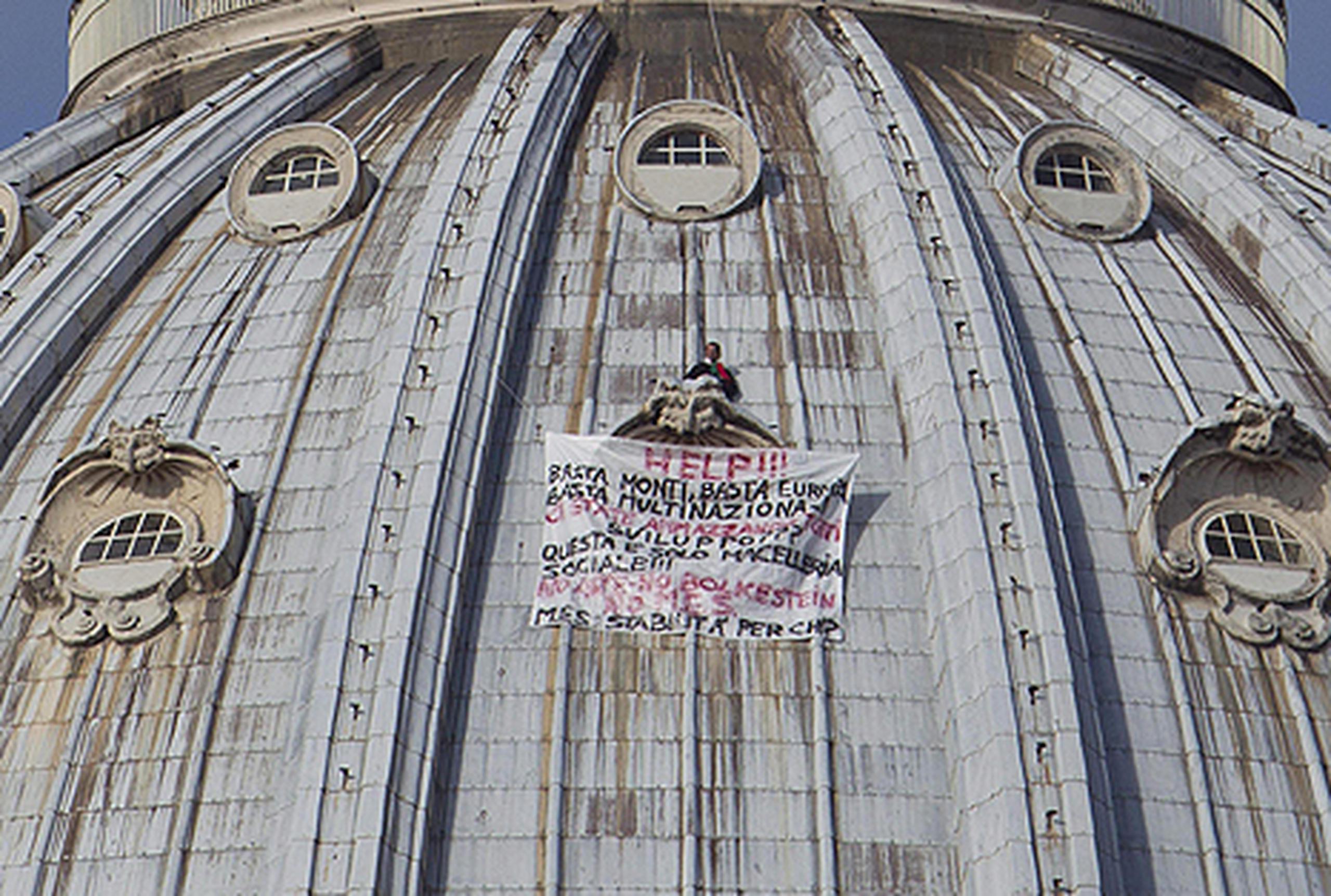 El italiano eludió la seguridad del Vaticano y escaló el domo de 42 pies. (Massimo Percossi / Agencia EFE)